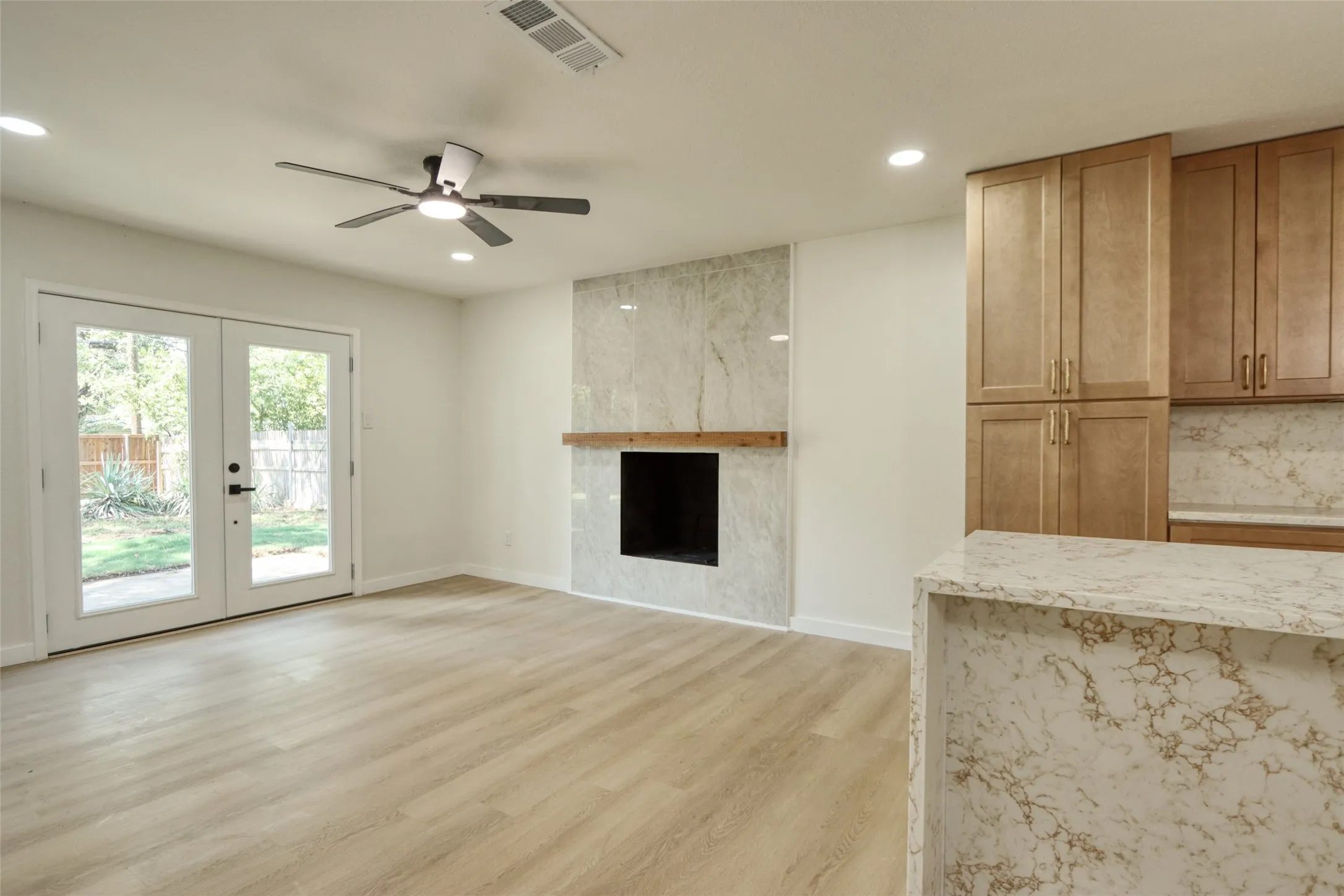 Single Family Residence For Sale in Tarrant County , 729 Oakwood Avenue, Hurst, Texas 76053, 3 Bedroom, 2 Bathroom, 2 Garage spaces, 1,489 Sqft, built in 1964, mls#21378919, Real Estate Agent in Hurst, Homes For Sale in Tarrant county, Homes For Sale in Hurst, Realtor in Hurst Texas, Real Estate Brokerage Independent Realty Texas, Luminita Cordes Realtor