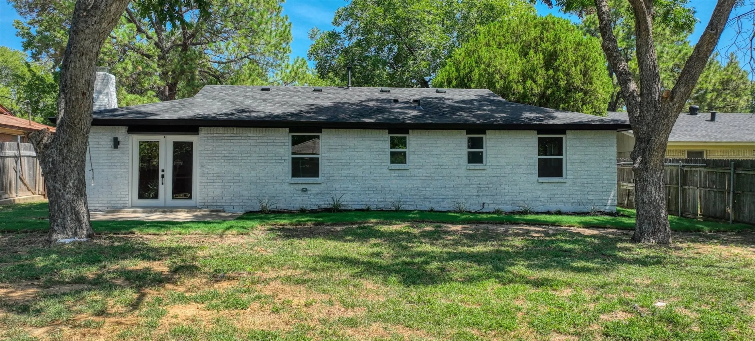 Single Family Residence For Sale in Tarrant County , 729 Oakwood Avenue, Hurst, Texas 76053, 3 Bedroom, 2 Bathroom, 2 Garage spaces, 1,489 Sqft, built in 1964, mls#21378919, Real Estate Agent in Hurst, Homes For Sale in Tarrant county, Homes For Sale in Hurst, Realtor in Hurst Texas, Real Estate Brokerage Independent Realty Texas, Luminita Cordes Realtor