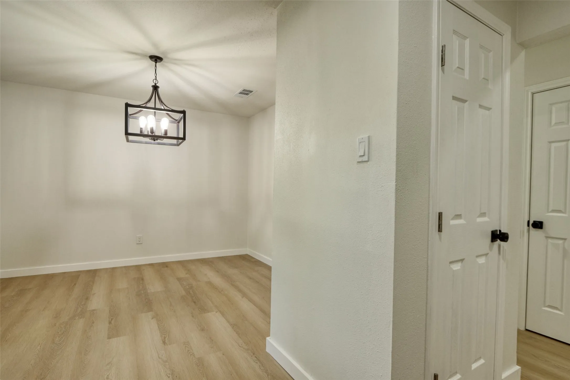 Single Family Residence For Sale in Tarrant County , 729 Oakwood Avenue, Hurst, Texas 76053, 3 Bedroom, 2 Bathroom, 2 Garage spaces, 1,489 Sqft, built in 1964, mls#21378919, Real Estate Agent in Hurst, Homes For Sale in Tarrant county, Homes For Sale in Hurst, Realtor in Hurst Texas, Real Estate Brokerage Independent Realty Texas, Luminita Cordes Realtor