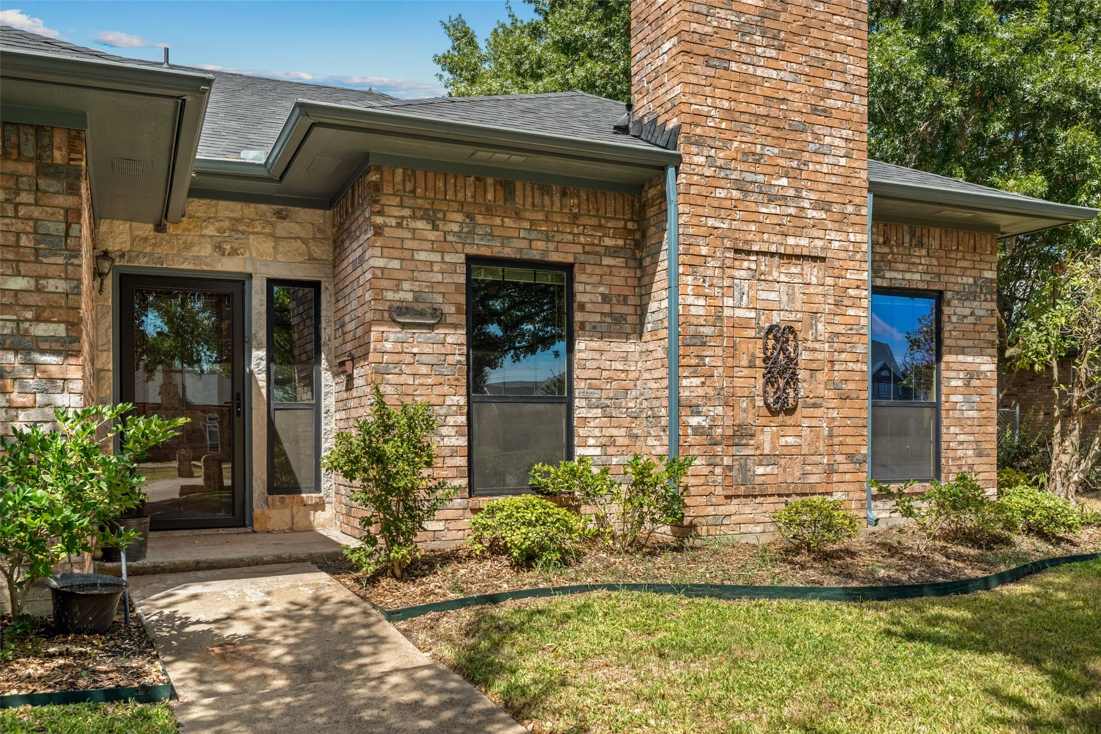 Single Family Residence For Sale in Hunt County , 2206 Meadowview Drive, Caddo Mills, Texas 75135, 3 Bedroom, 4 Bathroom, 3 Garage spaces, 2,471 Sqft, built in 1985, mls#21376108, Real Estate Agent in Caddo Mills, Homes For Sale in Hunt county, Homes For Sale in Caddo Mills, Realtor in Caddo Mills Texas, Real Estate Brokerage Independent Realty Texas, Luminita Cordes Realtor