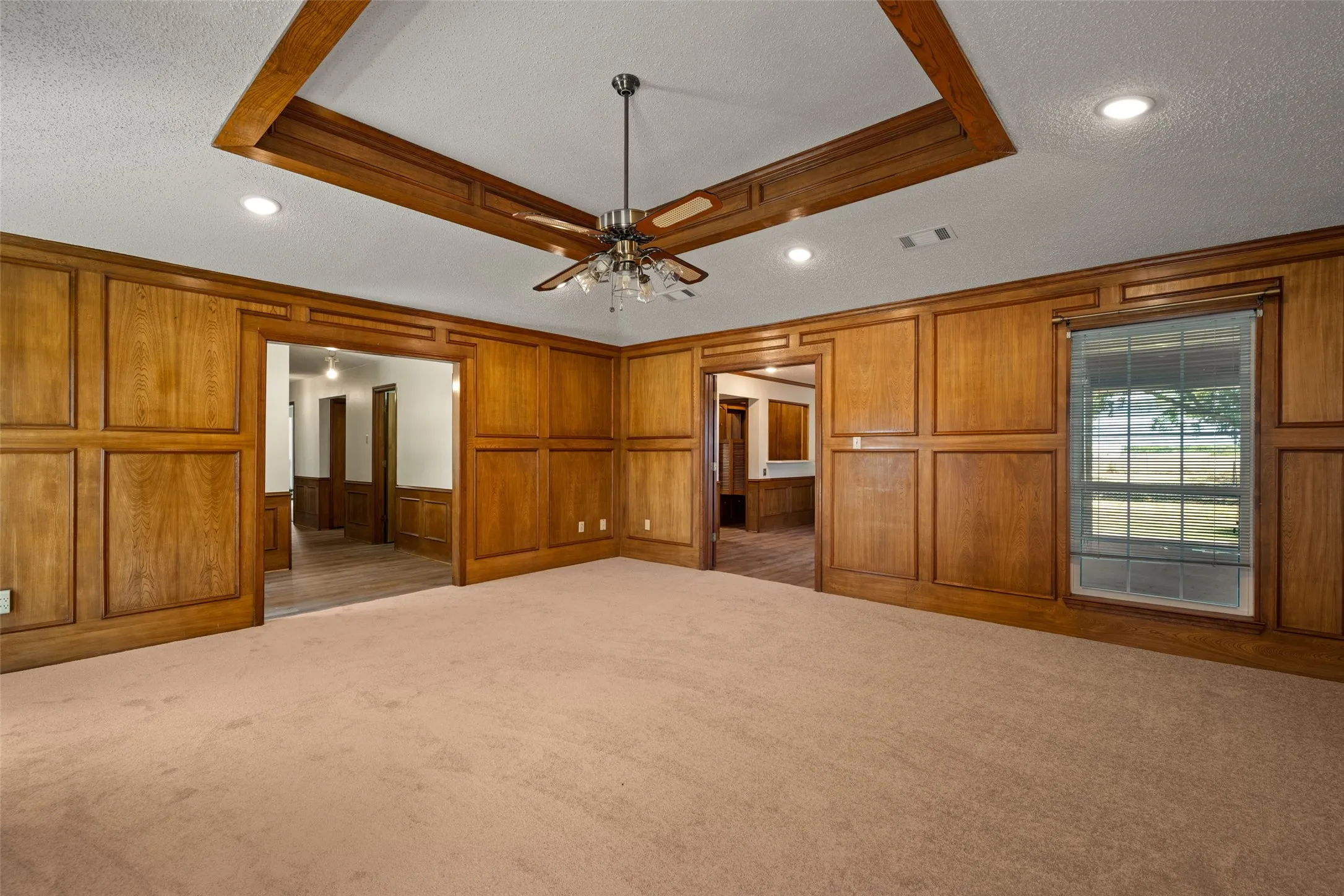 Single Family Residence For Sale in Hunt County , 2206 Meadowview Drive, Caddo Mills, Texas 75135, 3 Bedroom, 4 Bathroom, 3 Garage spaces, 2,471 Sqft, built in 1985, mls#21376108, Real Estate Agent in Caddo Mills, Homes For Sale in Hunt county, Homes For Sale in Caddo Mills, Realtor in Caddo Mills Texas, Real Estate Brokerage Independent Realty Texas, Luminita Cordes Realtor