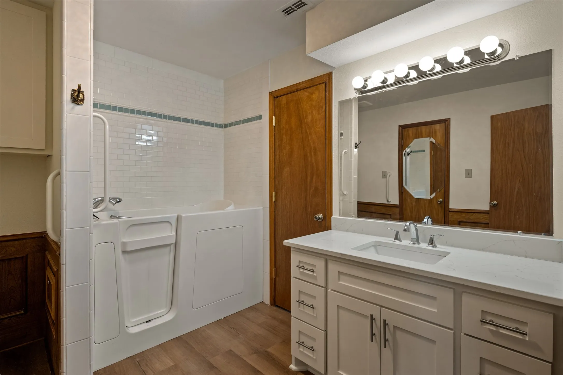 Single Family Residence For Sale in Hunt County , 2206 Meadowview Drive, Caddo Mills, Texas 75135, 3 Bedroom, 4 Bathroom, 3 Garage spaces, 2,471 Sqft, built in 1985, mls#21376108, Real Estate Agent in Caddo Mills, Homes For Sale in Hunt county, Homes For Sale in Caddo Mills, Realtor in Caddo Mills Texas, Real Estate Brokerage Independent Realty Texas, Luminita Cordes Realtor