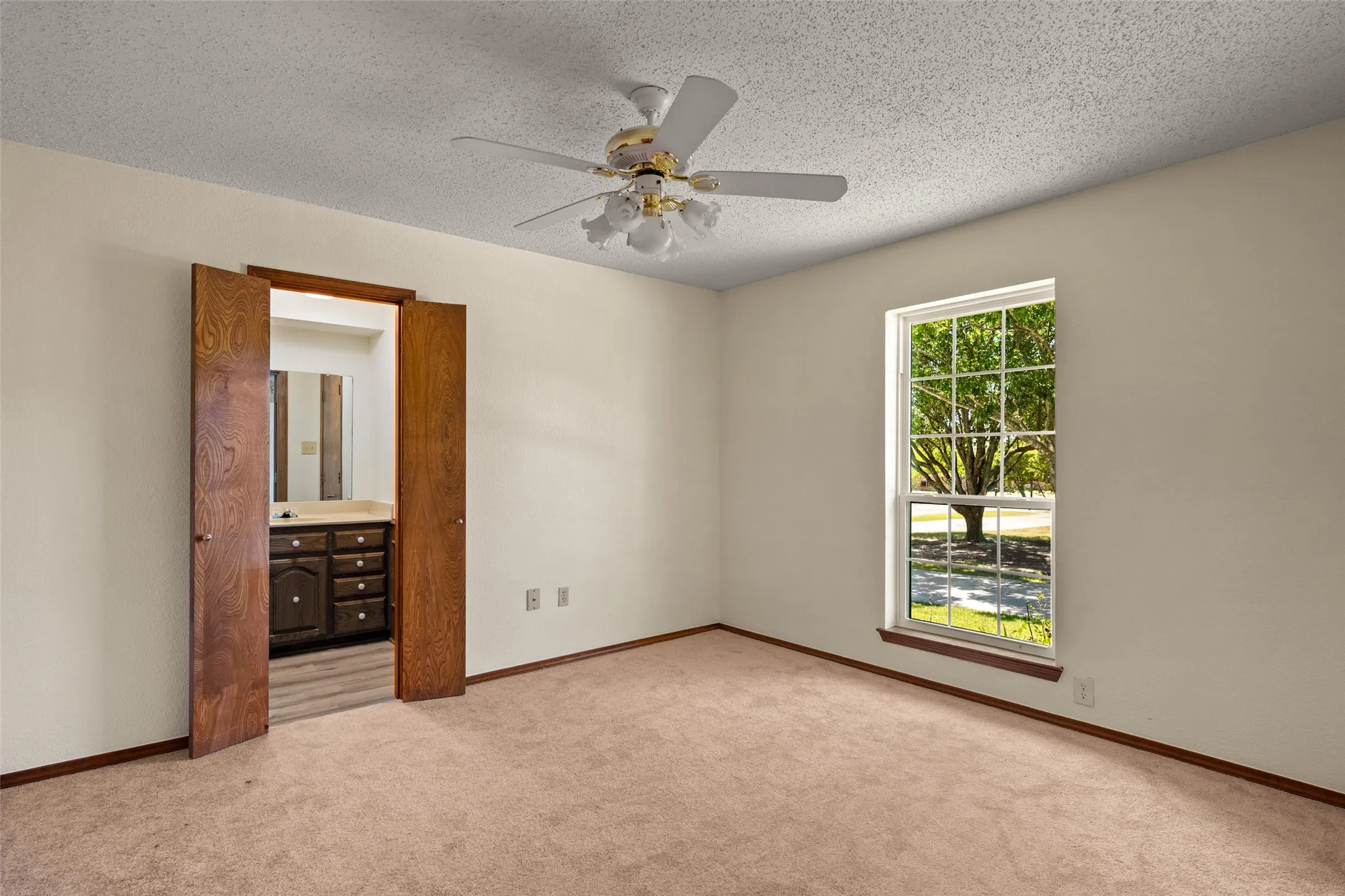 Single Family Residence For Sale in Hunt County , 2206 Meadowview Drive, Caddo Mills, Texas 75135, 3 Bedroom, 4 Bathroom, 3 Garage spaces, 2,471 Sqft, built in 1985, mls#21376108, Real Estate Agent in Caddo Mills, Homes For Sale in Hunt county, Homes For Sale in Caddo Mills, Realtor in Caddo Mills Texas, Real Estate Brokerage Independent Realty Texas, Luminita Cordes Realtor