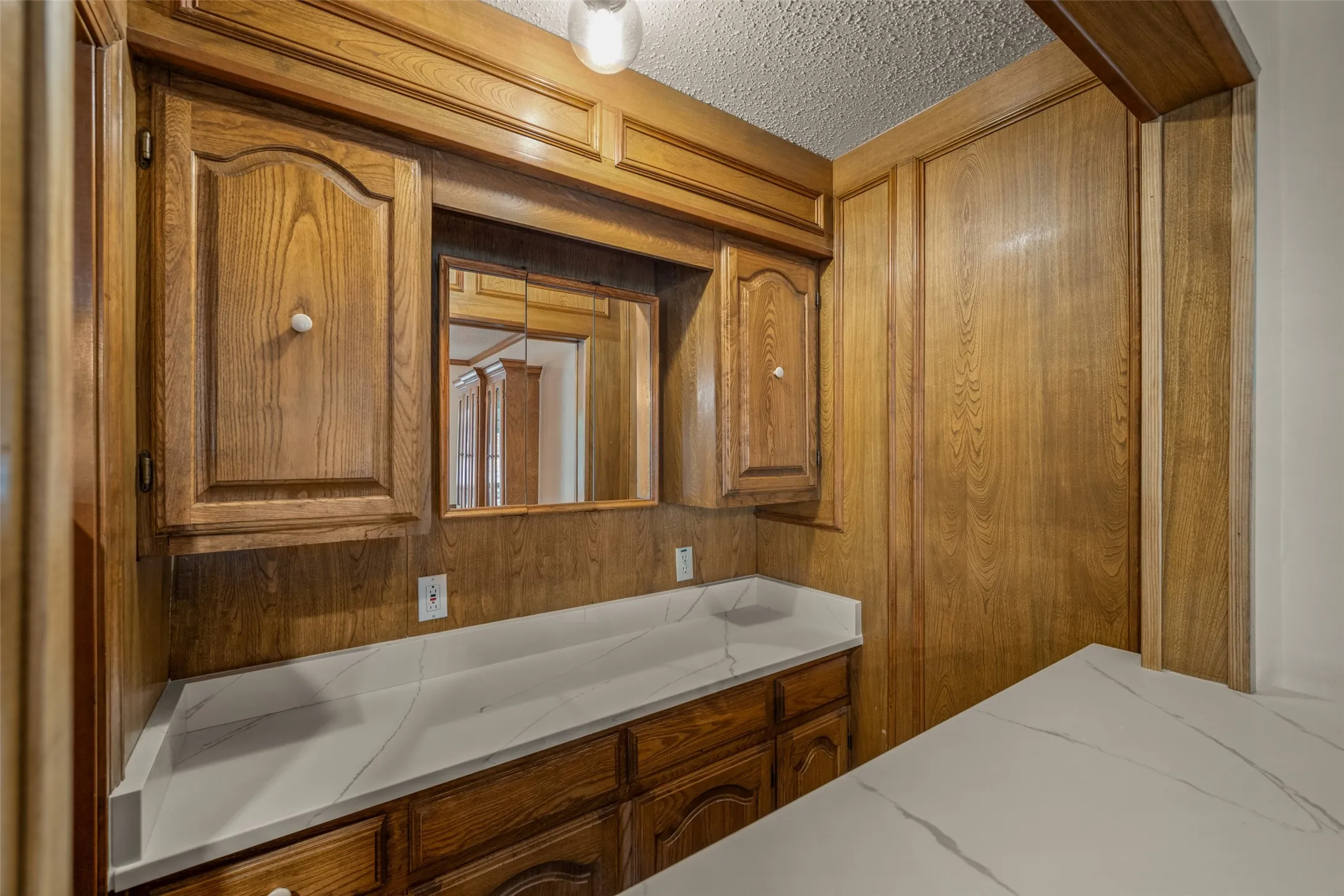 Single Family Residence For Sale in Hunt County , 2206 Meadowview Drive, Caddo Mills, Texas 75135, 3 Bedroom, 4 Bathroom, 3 Garage spaces, 2,471 Sqft, built in 1985, mls#21376108, Real Estate Agent in Caddo Mills, Homes For Sale in Hunt county, Homes For Sale in Caddo Mills, Realtor in Caddo Mills Texas, Real Estate Brokerage Independent Realty Texas, Luminita Cordes Realtor