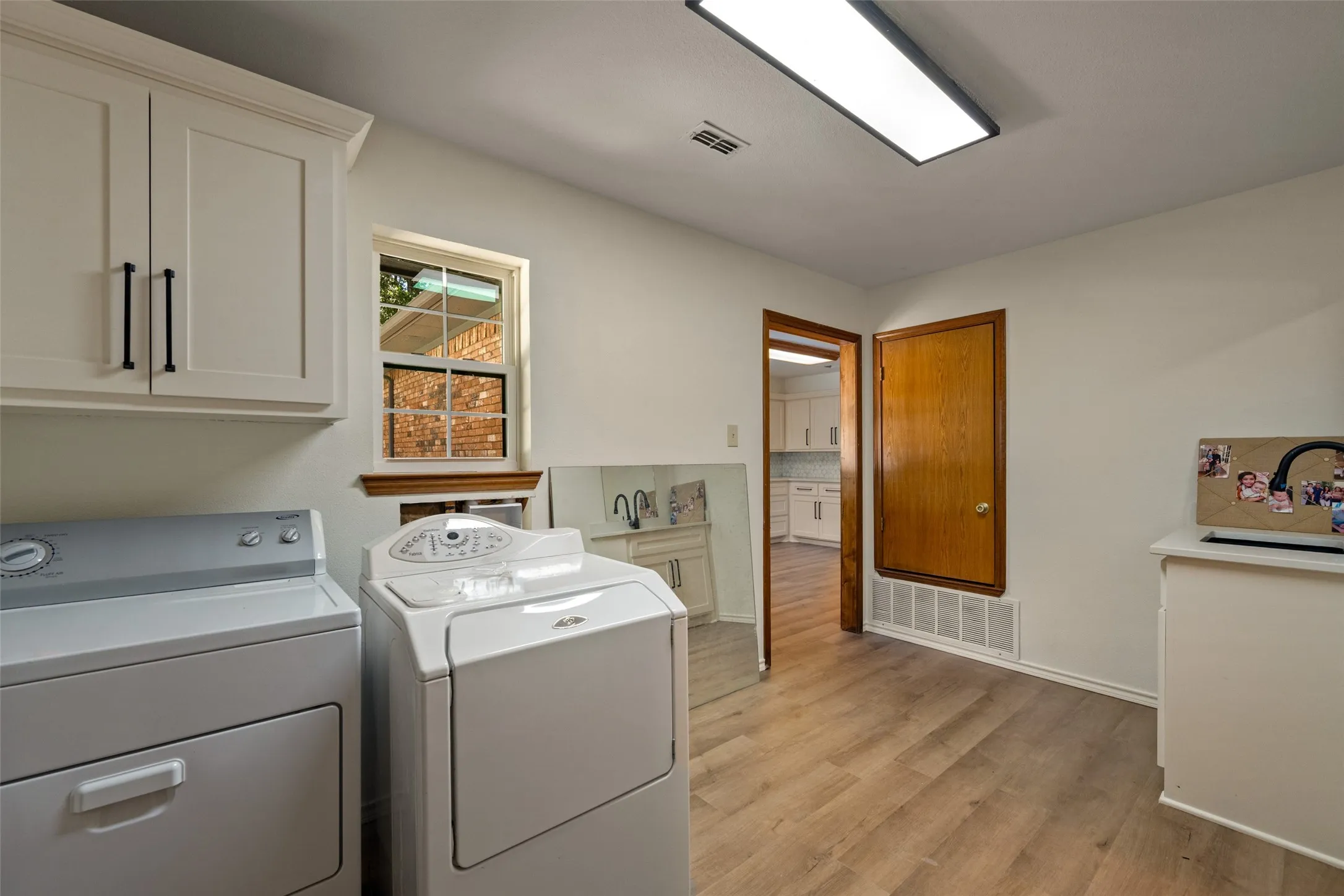 Single Family Residence For Sale in Hunt County , 2206 Meadowview Drive, Caddo Mills, Texas 75135, 3 Bedroom, 4 Bathroom, 3 Garage spaces, 2,471 Sqft, built in 1985, mls#21376108, Real Estate Agent in Caddo Mills, Homes For Sale in Hunt county, Homes For Sale in Caddo Mills, Realtor in Caddo Mills Texas, Real Estate Brokerage Independent Realty Texas, Luminita Cordes Realtor