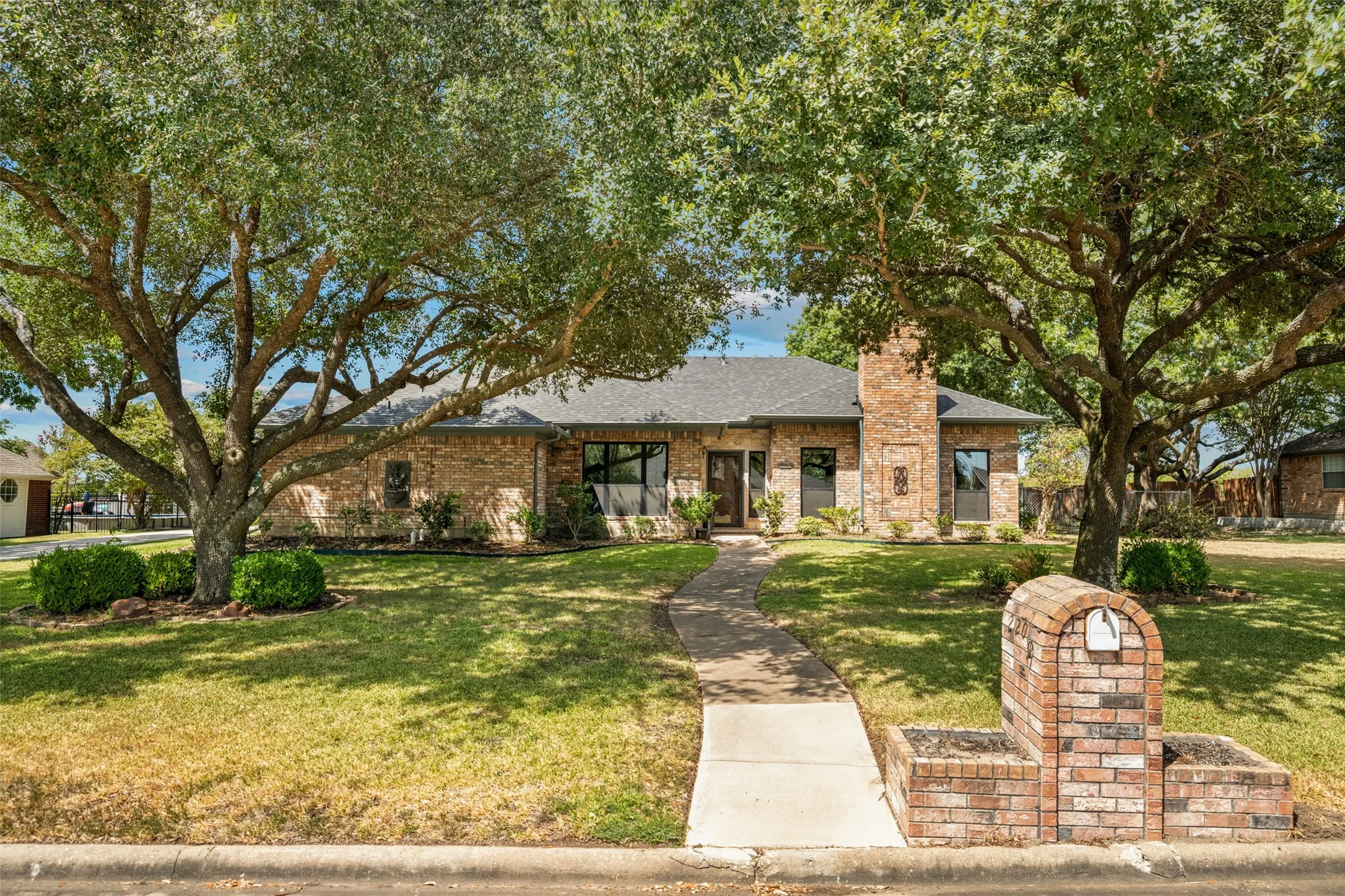 Single Family Residence For Sale in Hunt County , 2206 Meadowview Drive, Caddo Mills, Texas 75135, 3 Bedroom, 4 Bathroom, 3 Garage spaces, 2,471 Sqft, built in 1985, mls#21376108, Real Estate Agent in Caddo Mills, Homes For Sale in Hunt county, Homes For Sale in Caddo Mills, Realtor in Caddo Mills Texas, Real Estate Brokerage Independent Realty Texas, Luminita Cordes Realtor