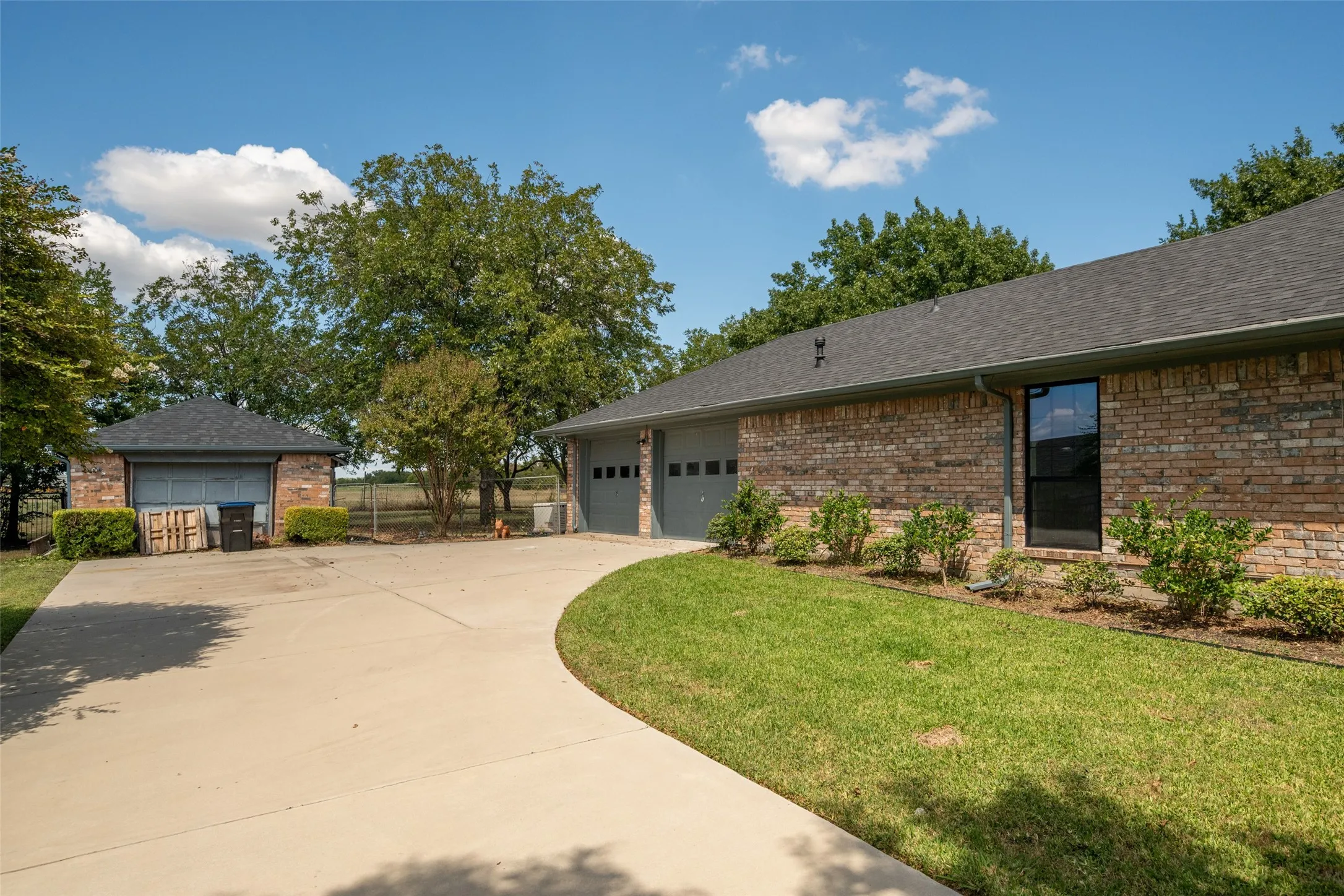 Single Family Residence For Sale in Hunt County , 2206 Meadowview Drive, Caddo Mills, Texas 75135, 3 Bedroom, 4 Bathroom, 3 Garage spaces, 2,471 Sqft, built in 1985, mls#21376108, Real Estate Agent in Caddo Mills, Homes For Sale in Hunt county, Homes For Sale in Caddo Mills, Realtor in Caddo Mills Texas, Real Estate Brokerage Independent Realty Texas, Luminita Cordes Realtor