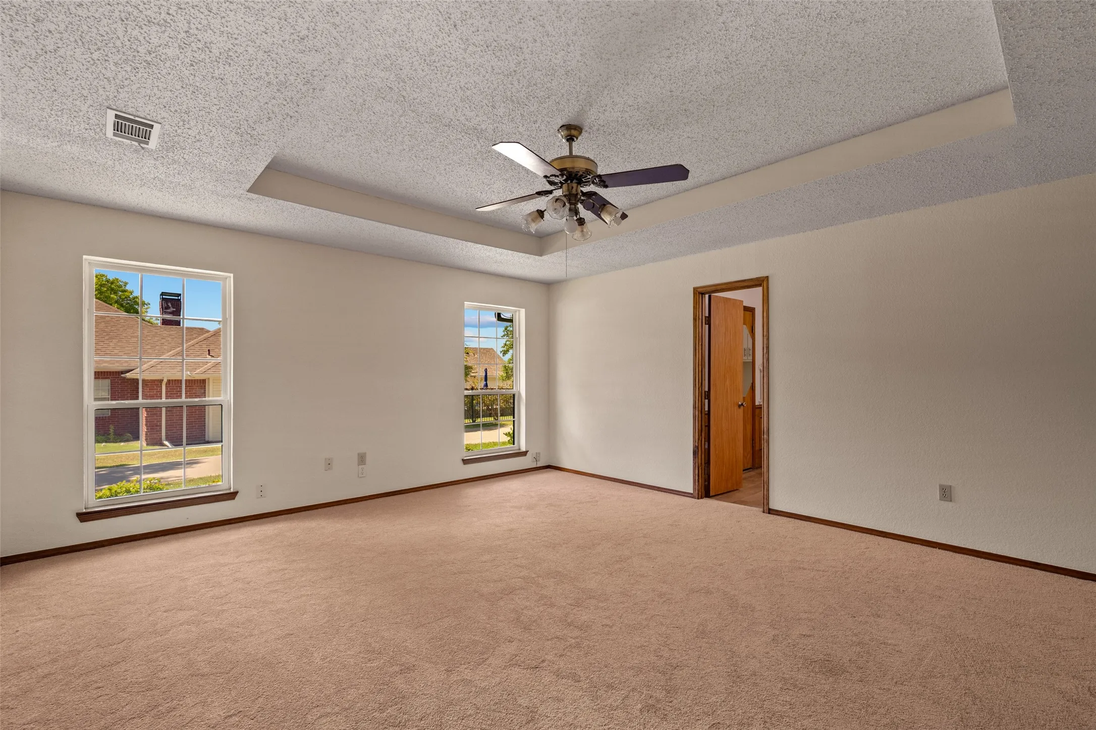 Single Family Residence For Sale in Hunt County , 2206 Meadowview Drive, Caddo Mills, Texas 75135, 3 Bedroom, 4 Bathroom, 3 Garage spaces, 2,471 Sqft, built in 1985, mls#21376108, Real Estate Agent in Caddo Mills, Homes For Sale in Hunt county, Homes For Sale in Caddo Mills, Realtor in Caddo Mills Texas, Real Estate Brokerage Independent Realty Texas, Luminita Cordes Realtor