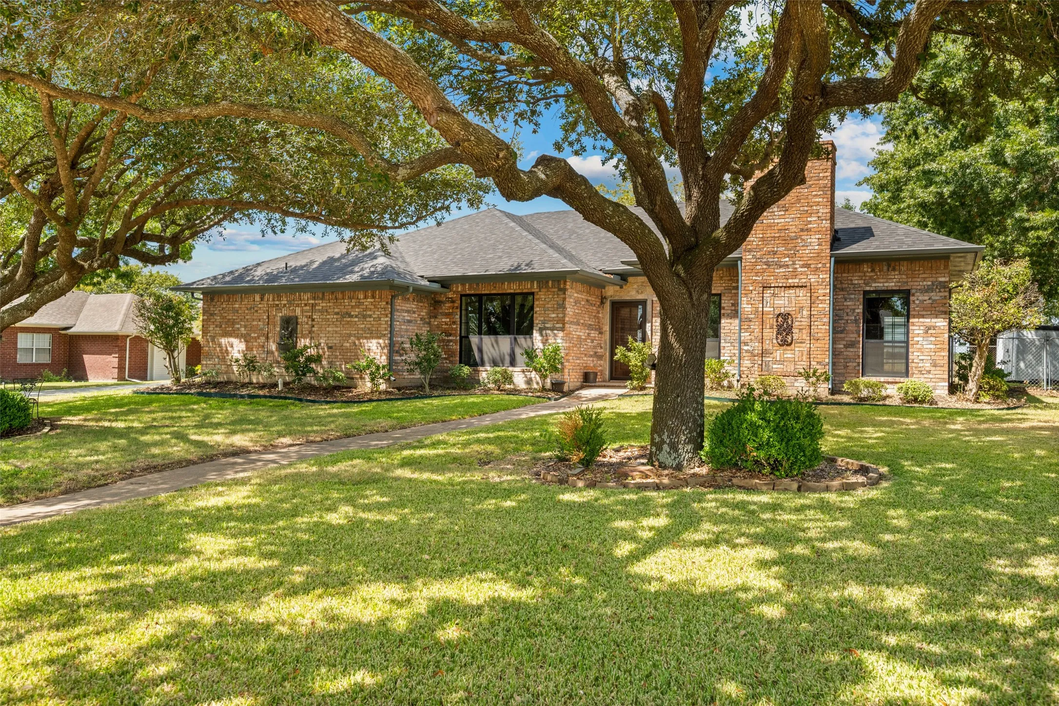 Single Family Residence For Sale in Hunt County , 2206 Meadowview Drive, Caddo Mills, Texas 75135, 3 Bedroom, 4 Bathroom, 3 Garage spaces, 2,471 Sqft, built in 1985, mls#21376108, Real Estate Agent in Caddo Mills, Homes For Sale in Hunt county, Homes For Sale in Caddo Mills, Realtor in Caddo Mills Texas, Real Estate Brokerage Independent Realty Texas, Luminita Cordes Realtor