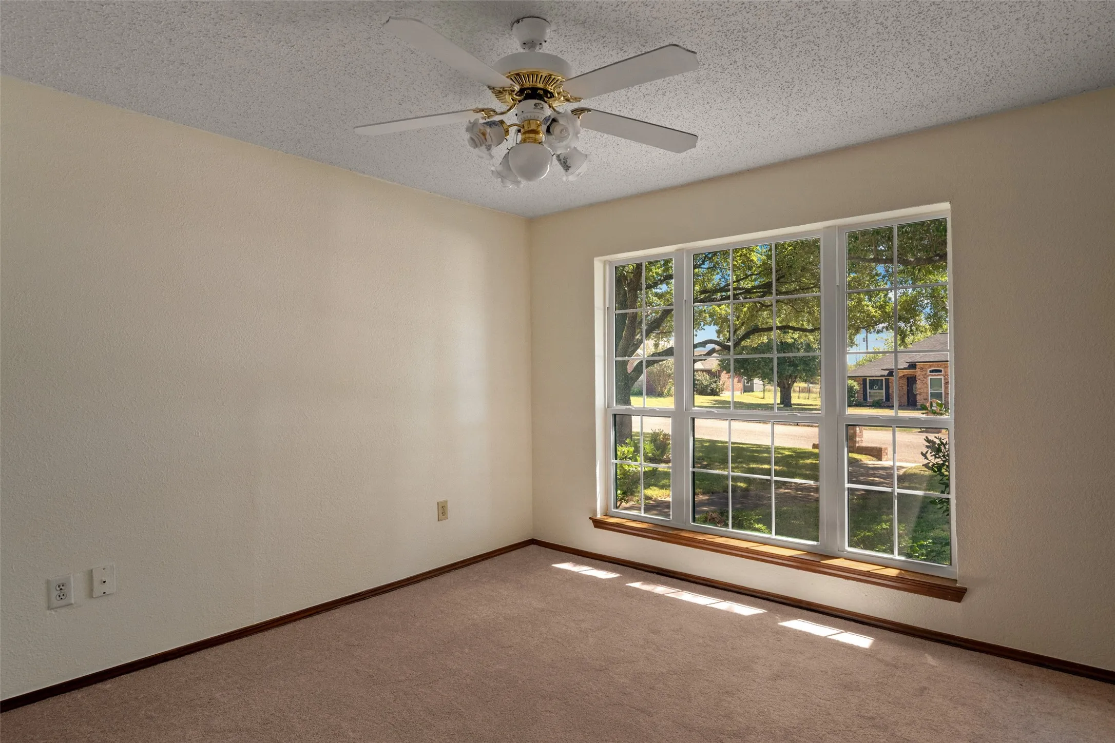 Single Family Residence For Sale in Hunt County , 2206 Meadowview Drive, Caddo Mills, Texas 75135, 3 Bedroom, 4 Bathroom, 3 Garage spaces, 2,471 Sqft, built in 1985, mls#21376108, Real Estate Agent in Caddo Mills, Homes For Sale in Hunt county, Homes For Sale in Caddo Mills, Realtor in Caddo Mills Texas, Real Estate Brokerage Independent Realty Texas, Luminita Cordes Realtor
