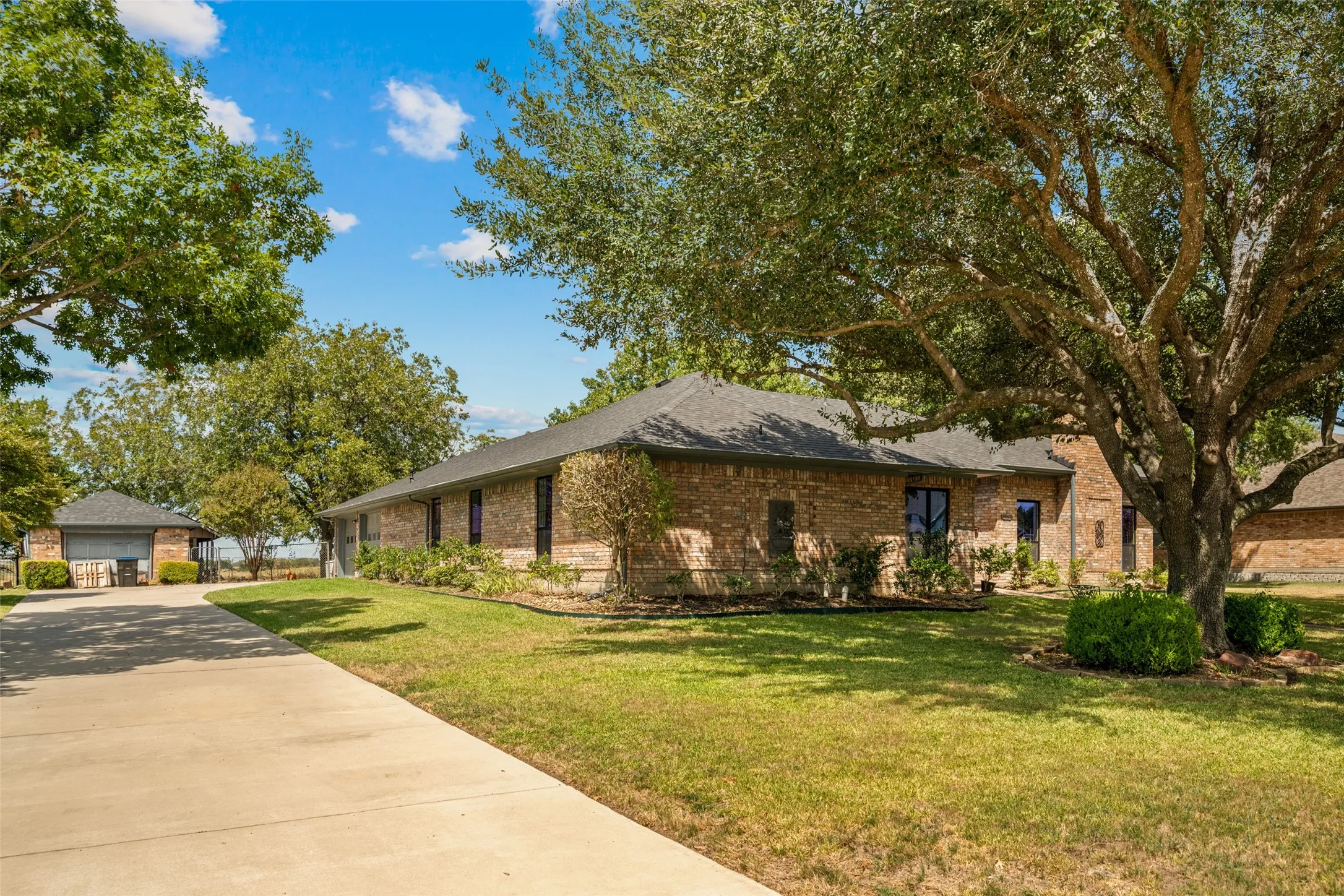 Single Family Residence For Sale in Hunt County , 2206 Meadowview Drive, Caddo Mills, Texas 75135, 3 Bedroom, 4 Bathroom, 3 Garage spaces, 2,471 Sqft, built in 1985, mls#21376108, Real Estate Agent in Caddo Mills, Homes For Sale in Hunt county, Homes For Sale in Caddo Mills, Realtor in Caddo Mills Texas, Real Estate Brokerage Independent Realty Texas, Luminita Cordes Realtor