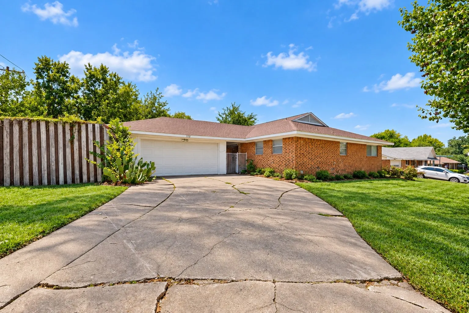 Single Family Residence For Sale in Dallas County , 7316 N Stone Meadow Circle, Rowlett, Texas 75088, 3 Bedroom, 3 Bathroom, 2 Garage spaces, 2,127 Sqft, built in 1973, mls#21378928, Real Estate Agent in Rowlett, Homes For Sale in Dallas county, Homes For Sale in Rowlett, Realtor in Rowlett Texas, Real Estate Brokerage Independent Realty Texas, Luminita Cordes Realtor