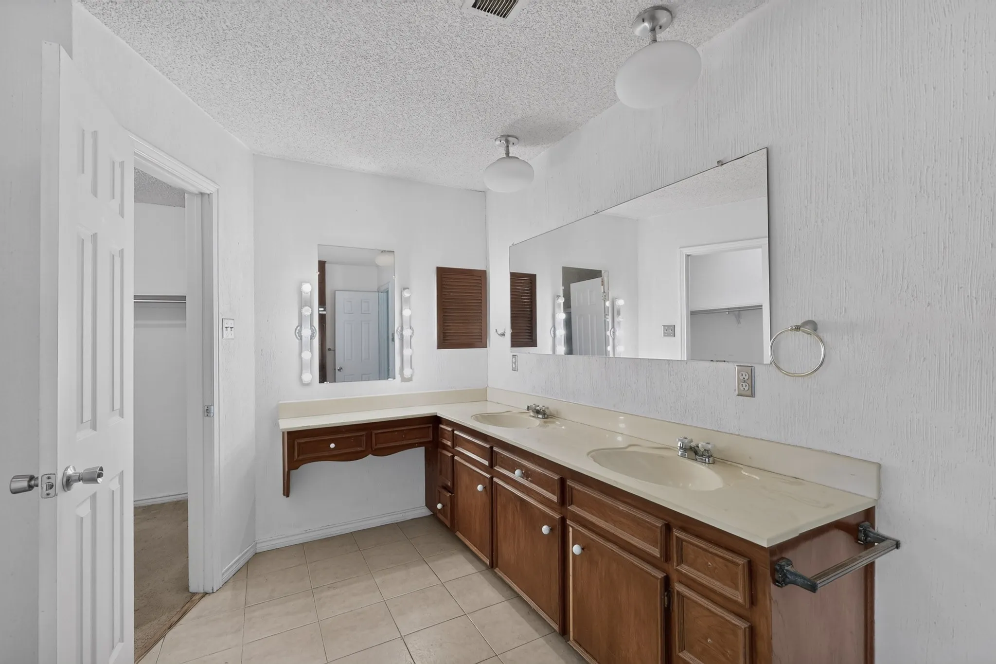 Single Family Residence For Sale in Dallas County , 7316 N Stone Meadow Circle, Rowlett, Texas 75088, 3 Bedroom, 3 Bathroom, 2 Garage spaces, 2,127 Sqft, built in 1973, mls#21378928, Real Estate Agent in Rowlett, Homes For Sale in Dallas county, Homes For Sale in Rowlett, Realtor in Rowlett Texas, Real Estate Brokerage Independent Realty Texas, Luminita Cordes Realtor