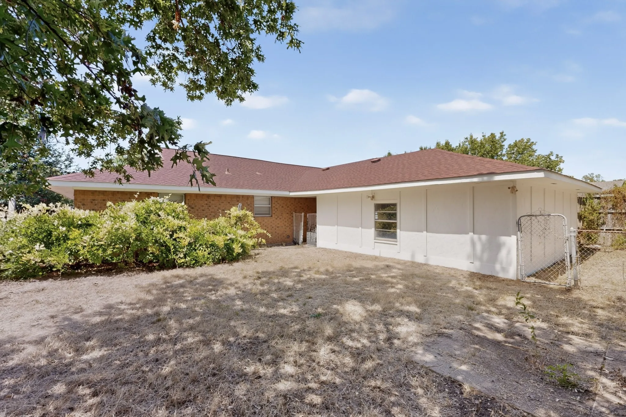 Single Family Residence For Sale in Dallas County , 7316 N Stone Meadow Circle, Rowlett, Texas 75088, 3 Bedroom, 3 Bathroom, 2 Garage spaces, 2,127 Sqft, built in 1973, mls#21378928, Real Estate Agent in Rowlett, Homes For Sale in Dallas county, Homes For Sale in Rowlett, Realtor in Rowlett Texas, Real Estate Brokerage Independent Realty Texas, Luminita Cordes Realtor