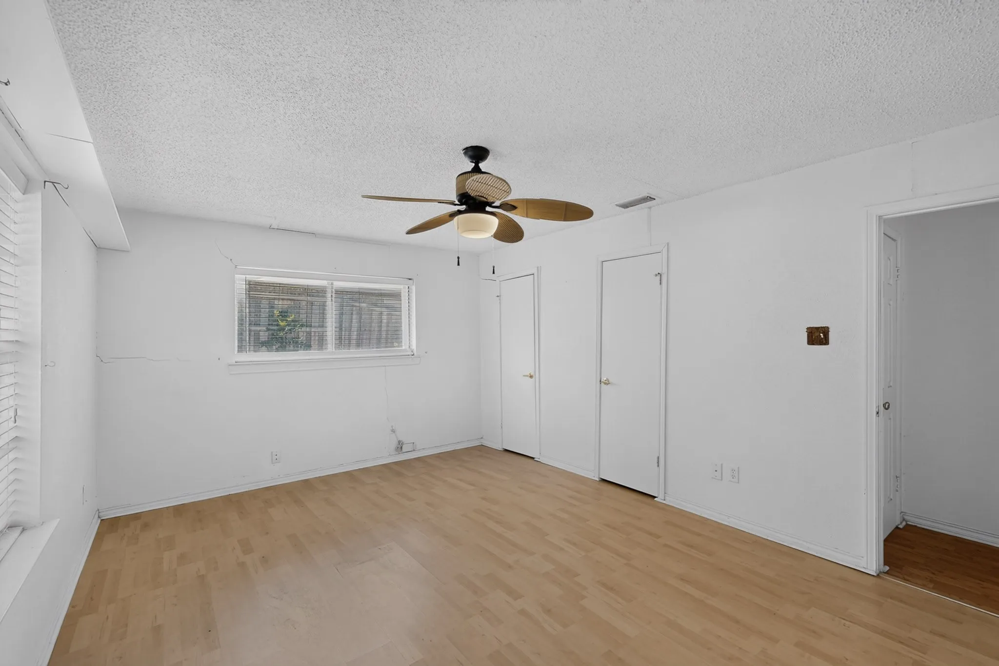 Single Family Residence For Sale in Dallas County , 7316 N Stone Meadow Circle, Rowlett, Texas 75088, 3 Bedroom, 3 Bathroom, 2 Garage spaces, 2,127 Sqft, built in 1973, mls#21378928, Real Estate Agent in Rowlett, Homes For Sale in Dallas county, Homes For Sale in Rowlett, Realtor in Rowlett Texas, Real Estate Brokerage Independent Realty Texas, Luminita Cordes Realtor