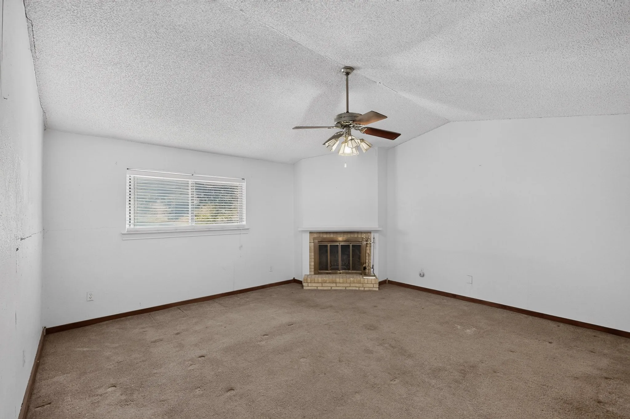 Single Family Residence For Sale in Dallas County , 7316 N Stone Meadow Circle, Rowlett, Texas 75088, 3 Bedroom, 3 Bathroom, 2 Garage spaces, 2,127 Sqft, built in 1973, mls#21378928, Real Estate Agent in Rowlett, Homes For Sale in Dallas county, Homes For Sale in Rowlett, Realtor in Rowlett Texas, Real Estate Brokerage Independent Realty Texas, Luminita Cordes Realtor
