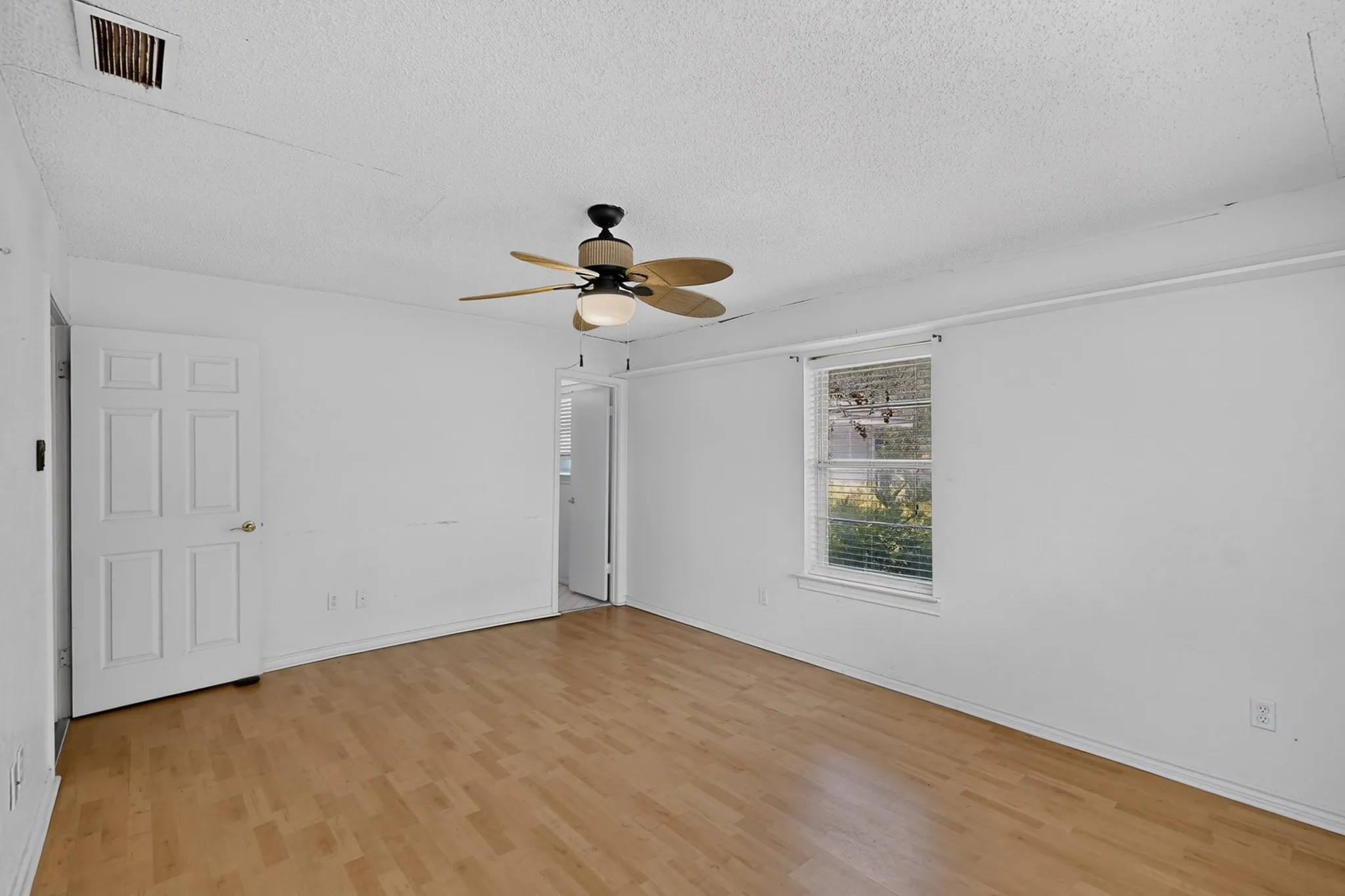 Single Family Residence For Sale in Dallas County , 7316 N Stone Meadow Circle, Rowlett, Texas 75088, 3 Bedroom, 3 Bathroom, 2 Garage spaces, 2,127 Sqft, built in 1973, mls#21378928, Real Estate Agent in Rowlett, Homes For Sale in Dallas county, Homes For Sale in Rowlett, Realtor in Rowlett Texas, Real Estate Brokerage Independent Realty Texas, Luminita Cordes Realtor