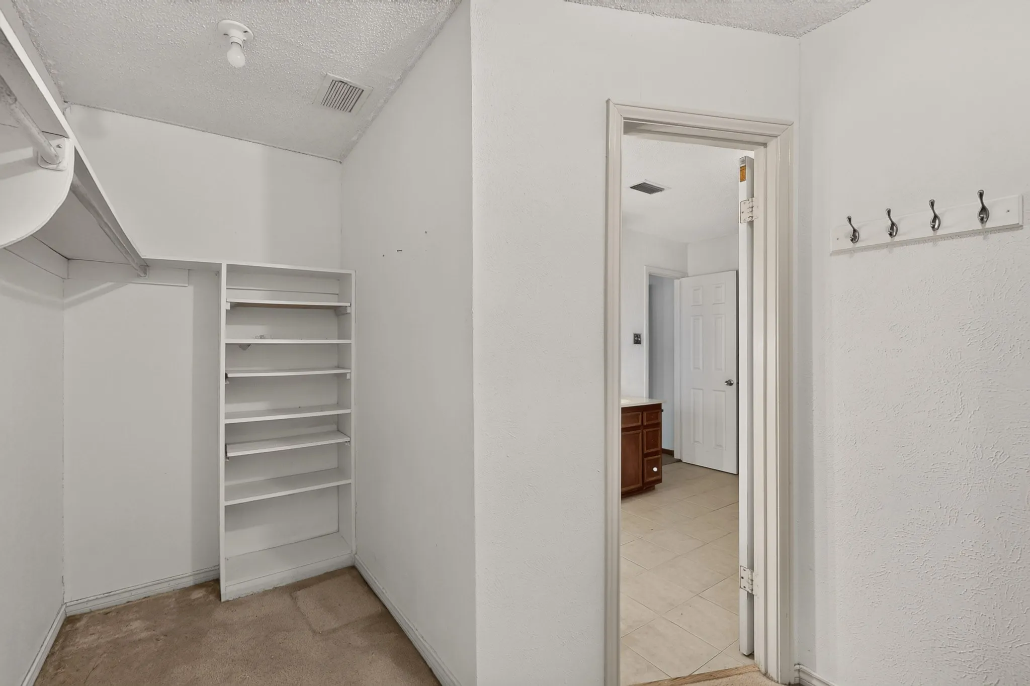 Single Family Residence For Sale in Dallas County , 7316 N Stone Meadow Circle, Rowlett, Texas 75088, 3 Bedroom, 3 Bathroom, 2 Garage spaces, 2,127 Sqft, built in 1973, mls#21378928, Real Estate Agent in Rowlett, Homes For Sale in Dallas county, Homes For Sale in Rowlett, Realtor in Rowlett Texas, Real Estate Brokerage Independent Realty Texas, Luminita Cordes Realtor