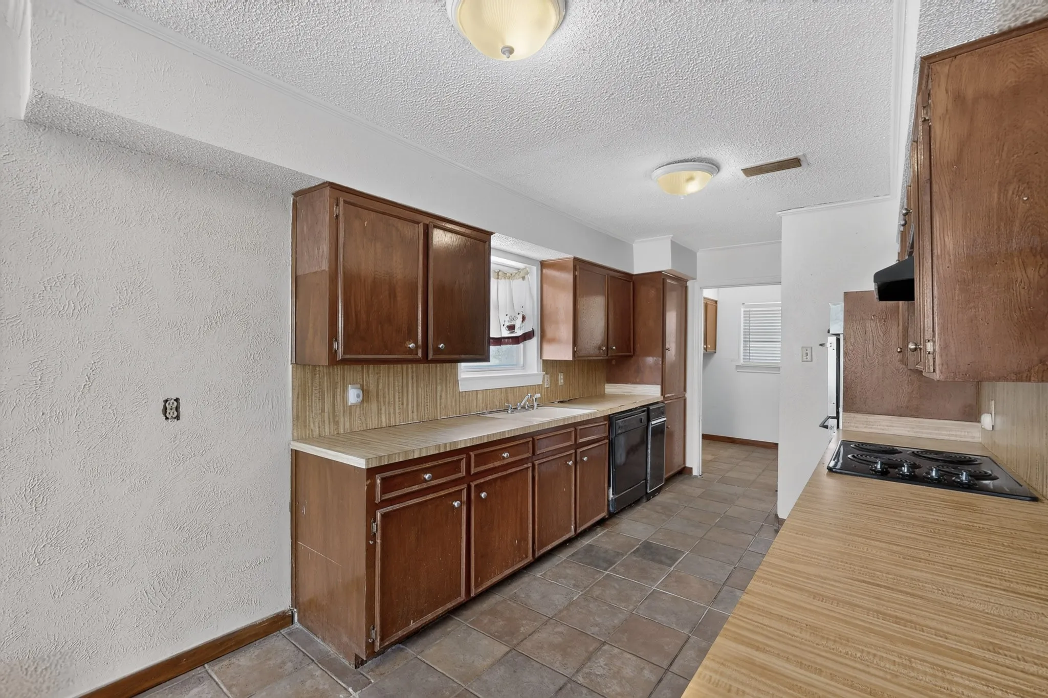 Single Family Residence For Sale in Dallas County , 7316 N Stone Meadow Circle, Rowlett, Texas 75088, 3 Bedroom, 3 Bathroom, 2 Garage spaces, 2,127 Sqft, built in 1973, mls#21378928, Real Estate Agent in Rowlett, Homes For Sale in Dallas county, Homes For Sale in Rowlett, Realtor in Rowlett Texas, Real Estate Brokerage Independent Realty Texas, Luminita Cordes Realtor