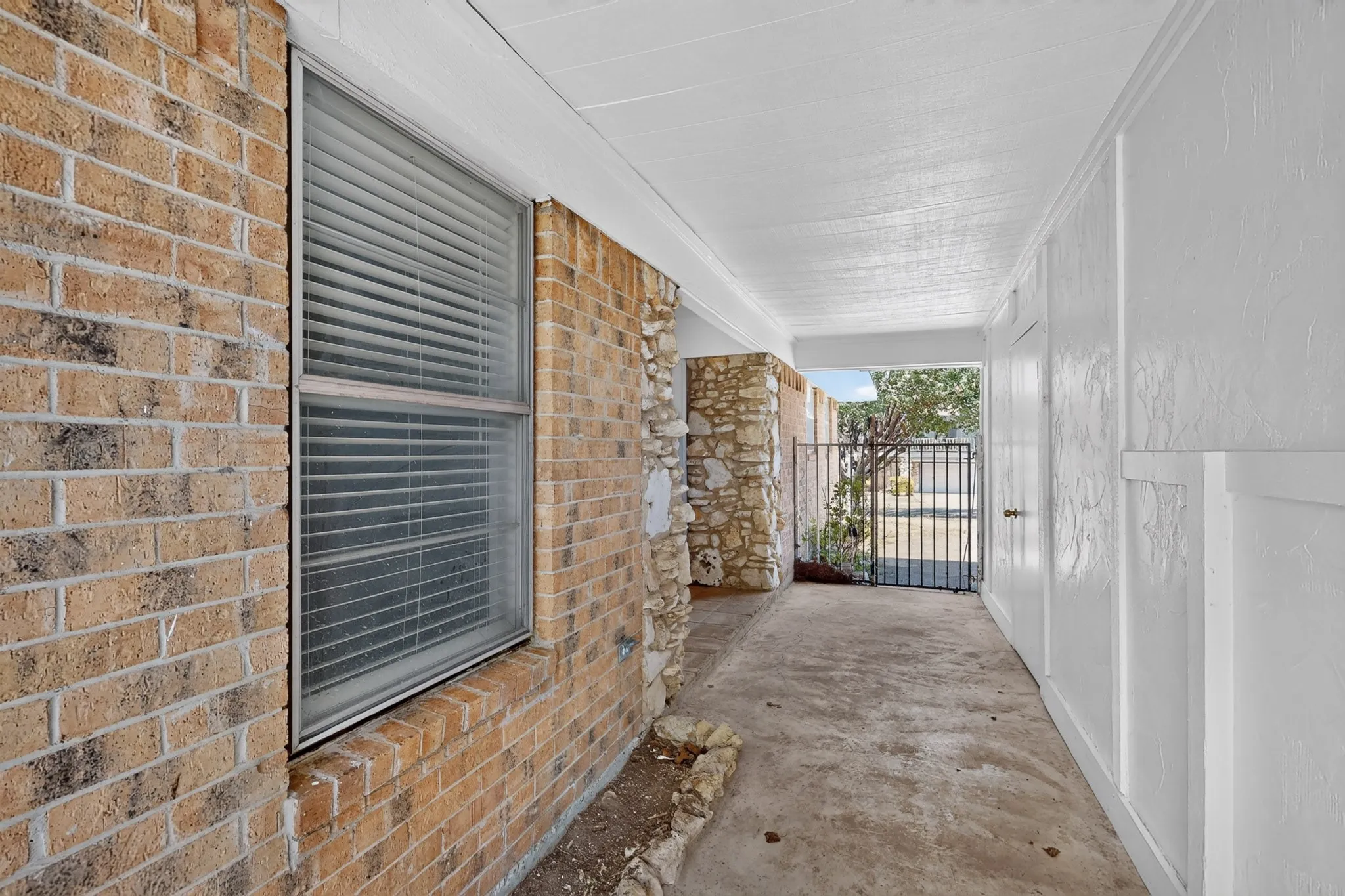 Single Family Residence For Sale in Dallas County , 7316 N Stone Meadow Circle, Rowlett, Texas 75088, 3 Bedroom, 3 Bathroom, 2 Garage spaces, 2,127 Sqft, built in 1973, mls#21378928, Real Estate Agent in Rowlett, Homes For Sale in Dallas county, Homes For Sale in Rowlett, Realtor in Rowlett Texas, Real Estate Brokerage Independent Realty Texas, Luminita Cordes Realtor