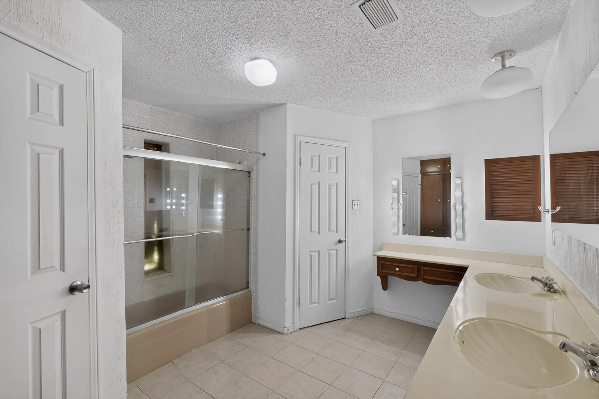 Single Family Residence For Sale in Dallas County , 7316 N Stone Meadow Circle, Rowlett, Texas 75088, 3 Bedroom, 3 Bathroom, 2 Garage spaces, 2,127 Sqft, built in 1973, mls#21378928, Real Estate Agent in Rowlett, Homes For Sale in Dallas county, Homes For Sale in Rowlett, Realtor in Rowlett Texas, Real Estate Brokerage Independent Realty Texas, Luminita Cordes Realtor
