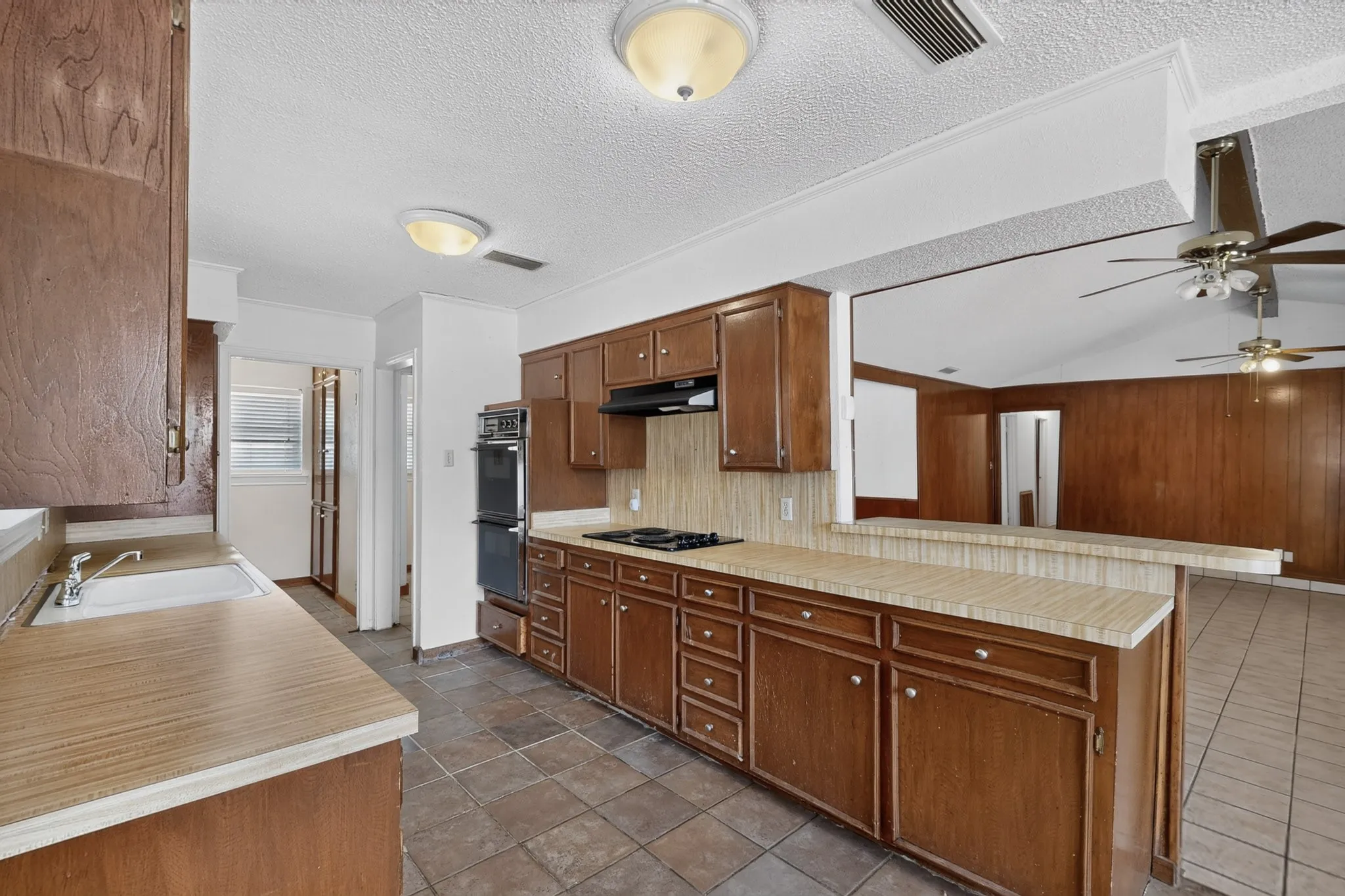 Single Family Residence For Sale in Dallas County , 7316 N Stone Meadow Circle, Rowlett, Texas 75088, 3 Bedroom, 3 Bathroom, 2 Garage spaces, 2,127 Sqft, built in 1973, mls#21378928, Real Estate Agent in Rowlett, Homes For Sale in Dallas county, Homes For Sale in Rowlett, Realtor in Rowlett Texas, Real Estate Brokerage Independent Realty Texas, Luminita Cordes Realtor