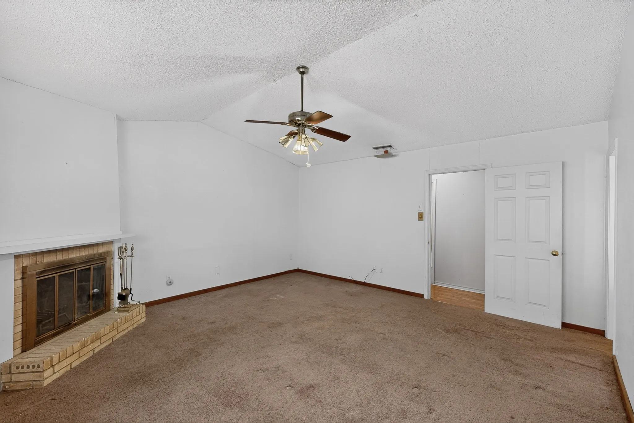 Single Family Residence For Sale in Dallas County , 7316 N Stone Meadow Circle, Rowlett, Texas 75088, 3 Bedroom, 3 Bathroom, 2 Garage spaces, 2,127 Sqft, built in 1973, mls#21378928, Real Estate Agent in Rowlett, Homes For Sale in Dallas county, Homes For Sale in Rowlett, Realtor in Rowlett Texas, Real Estate Brokerage Independent Realty Texas, Luminita Cordes Realtor