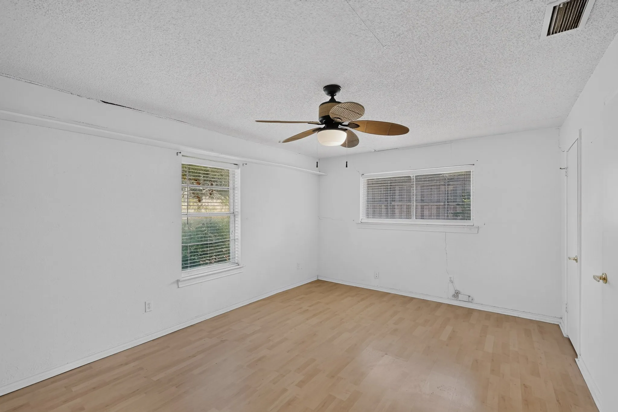 Single Family Residence For Sale in Dallas County , 7316 N Stone Meadow Circle, Rowlett, Texas 75088, 3 Bedroom, 3 Bathroom, 2 Garage spaces, 2,127 Sqft, built in 1973, mls#21378928, Real Estate Agent in Rowlett, Homes For Sale in Dallas county, Homes For Sale in Rowlett, Realtor in Rowlett Texas, Real Estate Brokerage Independent Realty Texas, Luminita Cordes Realtor