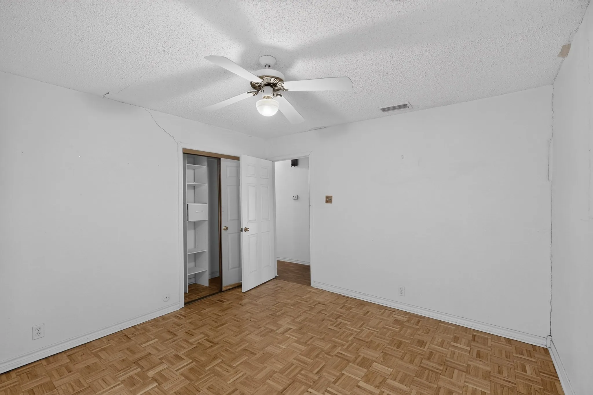 Single Family Residence For Sale in Dallas County , 7316 N Stone Meadow Circle, Rowlett, Texas 75088, 3 Bedroom, 3 Bathroom, 2 Garage spaces, 2,127 Sqft, built in 1973, mls#21378928, Real Estate Agent in Rowlett, Homes For Sale in Dallas county, Homes For Sale in Rowlett, Realtor in Rowlett Texas, Real Estate Brokerage Independent Realty Texas, Luminita Cordes Realtor