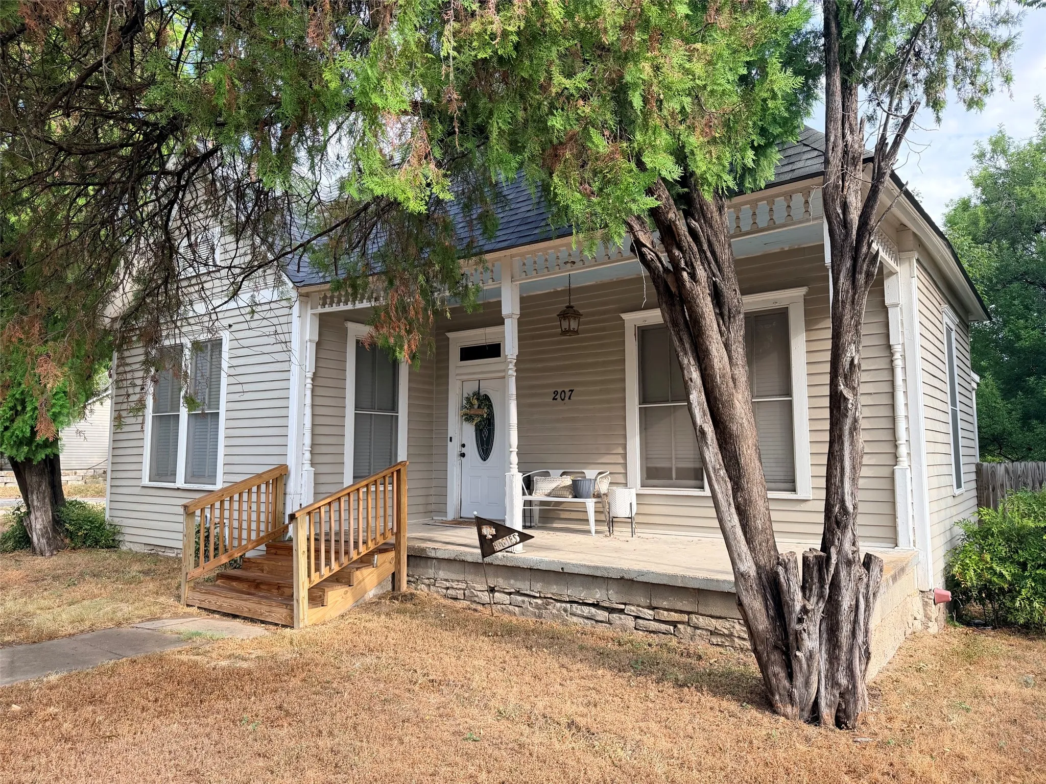 Single Family Residence For Sale in Comanche County , 207 W Neely Avenue, Comanche, Texas 76442, 2 Bedroom, 1 Bathroom, 1 Garage spaces, 1,124 Sqft, built in 1940, mls#21377212, Real Estate Agent in Comanche, Homes For Sale in Comanche county, Homes For Sale in Comanche, Realtor in Comanche Texas, Real Estate Brokerage Independent Realty Texas, Luminita Cordes Realtor