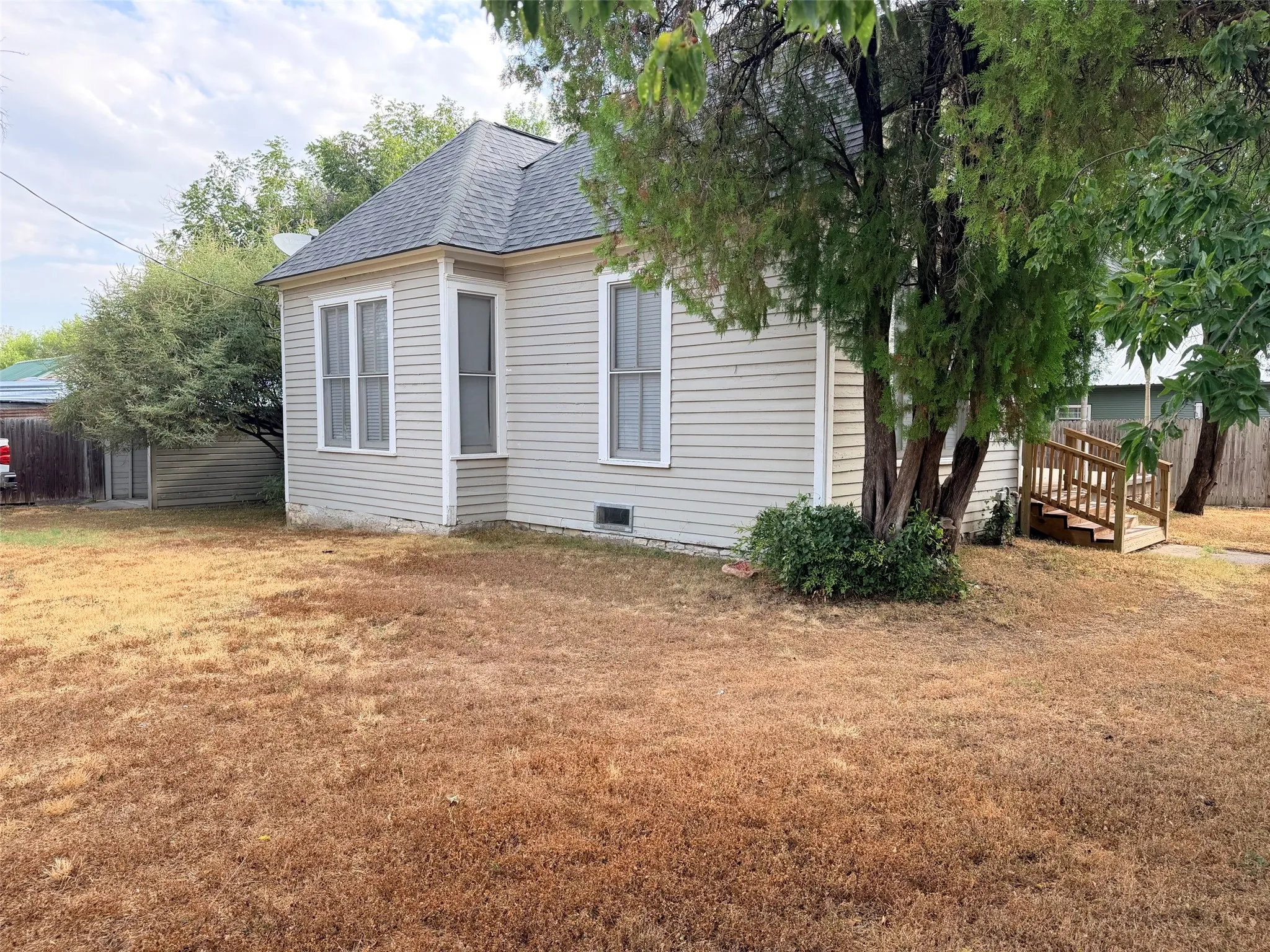 Single Family Residence For Sale in Comanche County , 207 W Neely Avenue, Comanche, Texas 76442, 2 Bedroom, 1 Bathroom, 1 Garage spaces, 1,124 Sqft, built in 1940, mls#21377212, Real Estate Agent in Comanche, Homes For Sale in Comanche county, Homes For Sale in Comanche, Realtor in Comanche Texas, Real Estate Brokerage Independent Realty Texas, Luminita Cordes Realtor