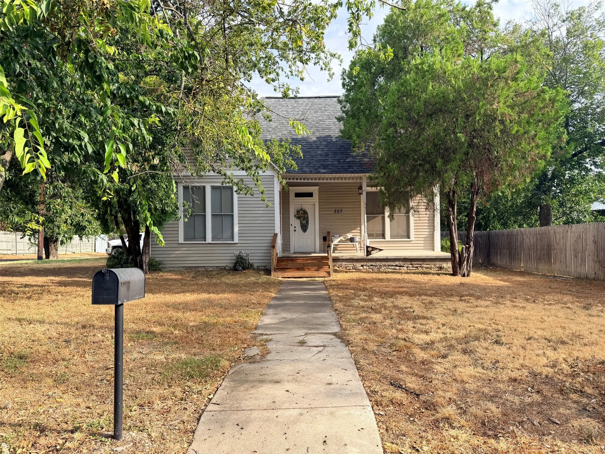 Single Family Residence For Sale in Comanche County , 207 W Neely Avenue, Comanche, Texas 76442, 2 Bedroom, 1 Bathroom, 1 Garage spaces, 1,124 Sqft, built in 1940, mls#21377212, Real Estate Agent in Comanche, Homes For Sale in Comanche county, Homes For Sale in Comanche, Realtor in Comanche Texas, Real Estate Brokerage Independent Realty Texas, Luminita Cordes Realtor