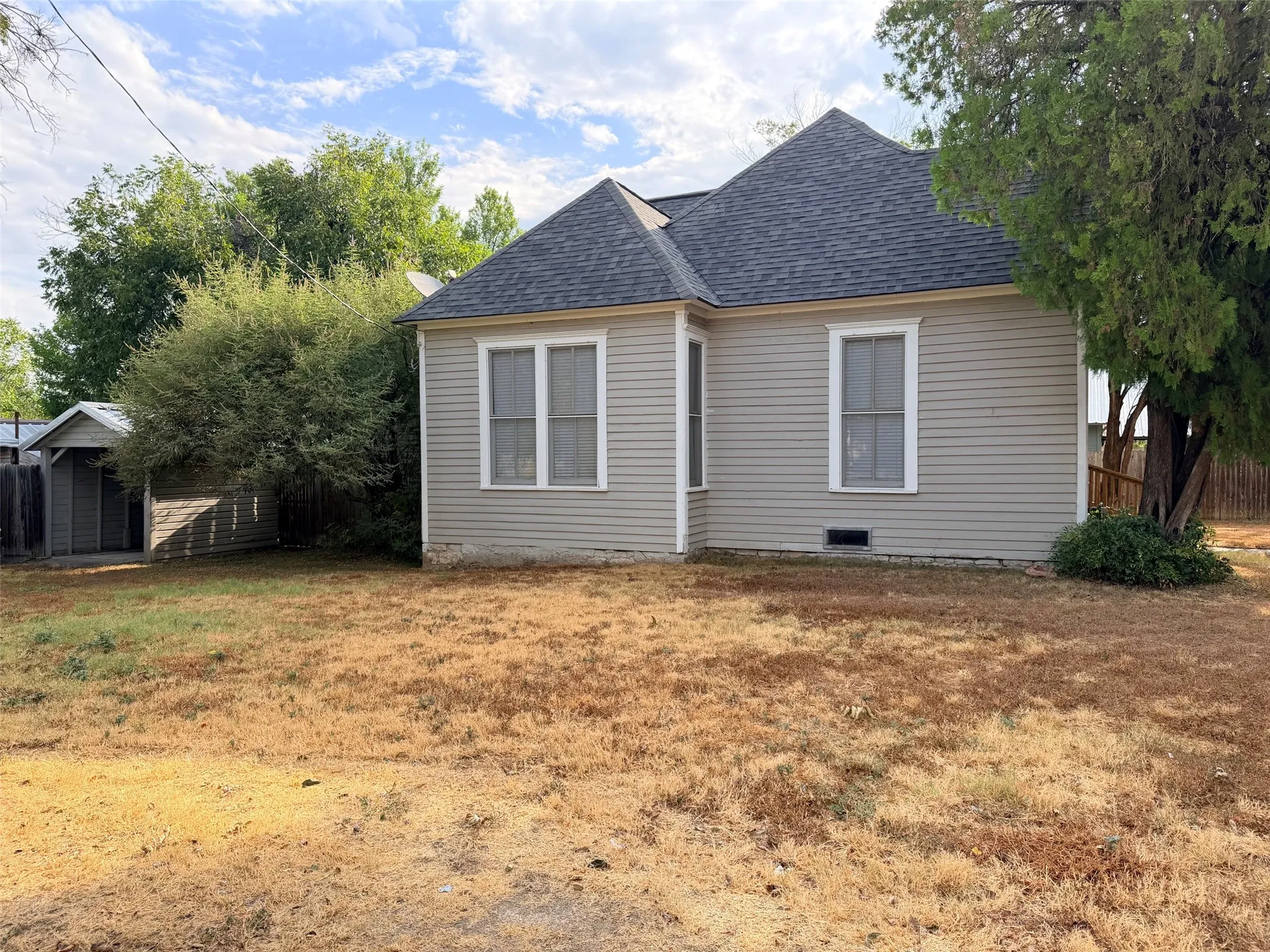 Single Family Residence For Sale in Comanche County , 207 W Neely Avenue, Comanche, Texas 76442, 2 Bedroom, 1 Bathroom, 1 Garage spaces, 1,124 Sqft, built in 1940, mls#21377212, Real Estate Agent in Comanche, Homes For Sale in Comanche county, Homes For Sale in Comanche, Realtor in Comanche Texas, Real Estate Brokerage Independent Realty Texas, Luminita Cordes Realtor