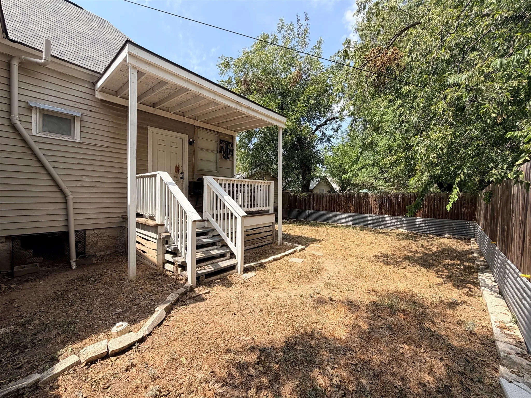Single Family Residence For Sale in Comanche County , 207 W Neely Avenue, Comanche, Texas 76442, 2 Bedroom, 1 Bathroom, 1 Garage spaces, 1,124 Sqft, built in 1940, mls#21377212, Real Estate Agent in Comanche, Homes For Sale in Comanche county, Homes For Sale in Comanche, Realtor in Comanche Texas, Real Estate Brokerage Independent Realty Texas, Luminita Cordes Realtor