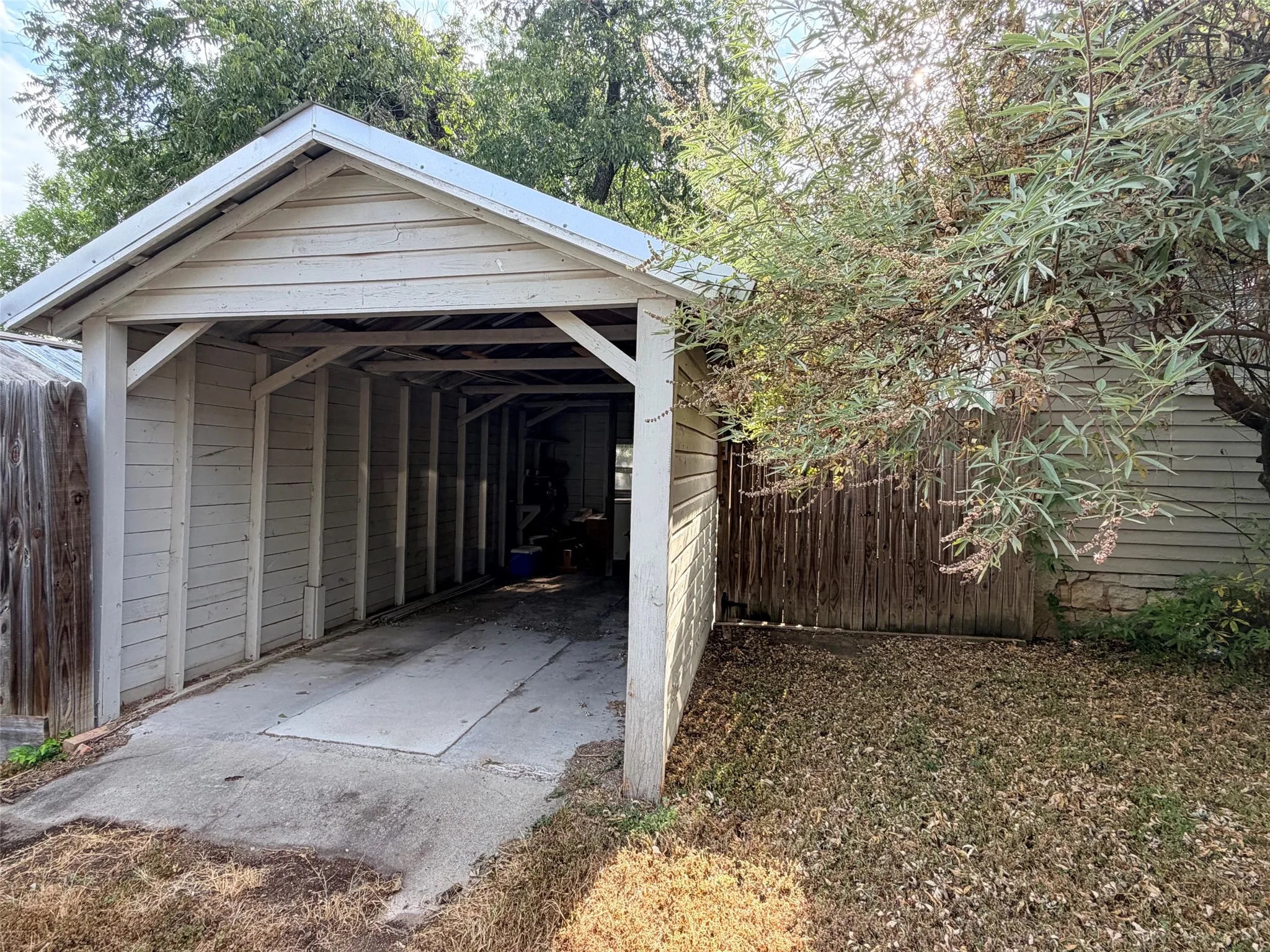 Single Family Residence For Sale in Comanche County , 207 W Neely Avenue, Comanche, Texas 76442, 2 Bedroom, 1 Bathroom, 1 Garage spaces, 1,124 Sqft, built in 1940, mls#21377212, Real Estate Agent in Comanche, Homes For Sale in Comanche county, Homes For Sale in Comanche, Realtor in Comanche Texas, Real Estate Brokerage Independent Realty Texas, Luminita Cordes Realtor