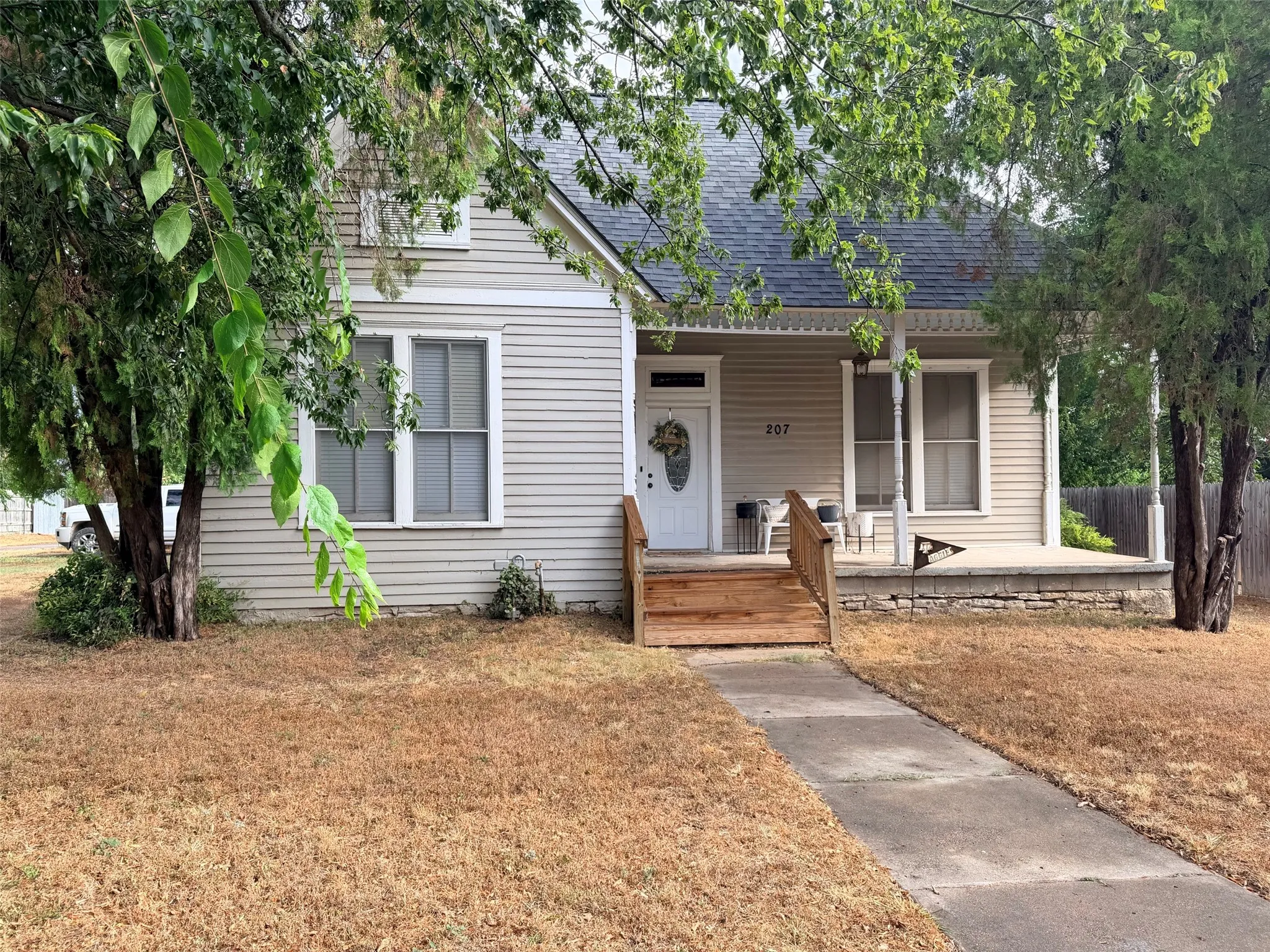 Single Family Residence For Sale in Comanche County , 207 W Neely Avenue, Comanche, Texas 76442, 2 Bedroom, 1 Bathroom, 1 Garage spaces, 1,124 Sqft, built in 1940, mls#21377212, Real Estate Agent in Comanche, Homes For Sale in Comanche county, Homes For Sale in Comanche, Realtor in Comanche Texas, Real Estate Brokerage Independent Realty Texas, Luminita Cordes Realtor