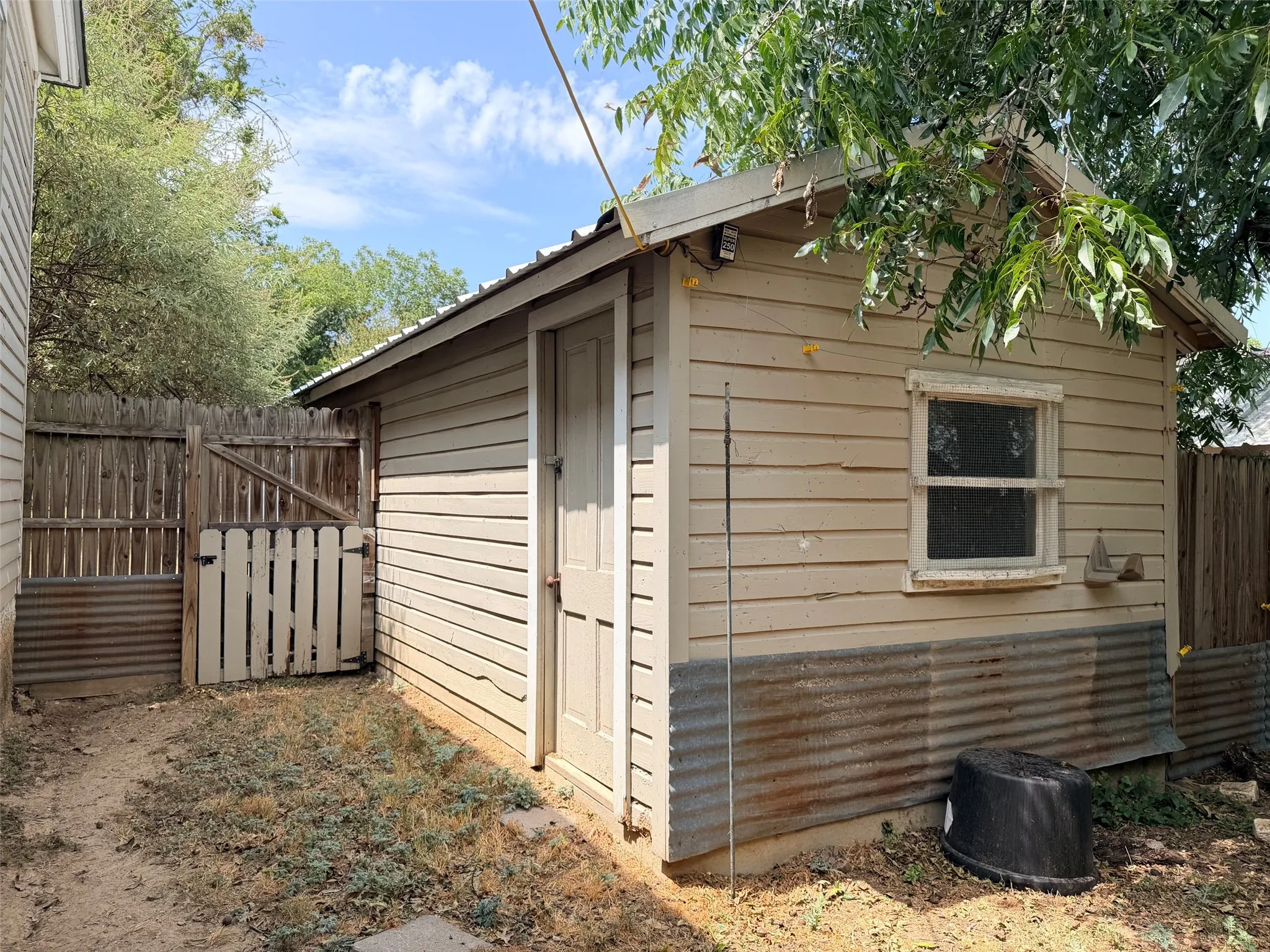 Single Family Residence For Sale in Comanche County , 207 W Neely Avenue, Comanche, Texas 76442, 2 Bedroom, 1 Bathroom, 1 Garage spaces, 1,124 Sqft, built in 1940, mls#21377212, Real Estate Agent in Comanche, Homes For Sale in Comanche county, Homes For Sale in Comanche, Realtor in Comanche Texas, Real Estate Brokerage Independent Realty Texas, Luminita Cordes Realtor