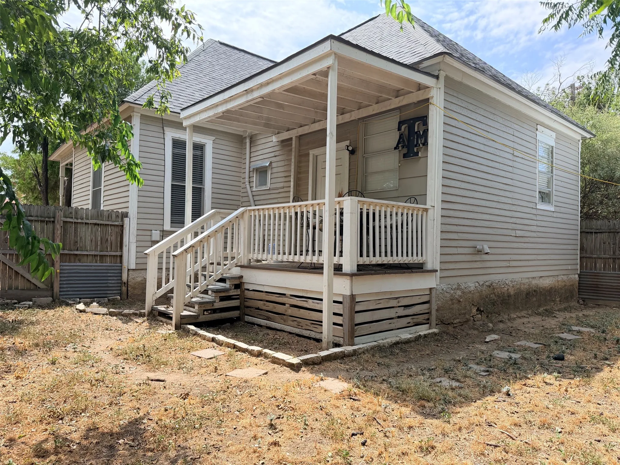 Single Family Residence For Sale in Comanche County , 207 W Neely Avenue, Comanche, Texas 76442, 2 Bedroom, 1 Bathroom, 1 Garage spaces, 1,124 Sqft, built in 1940, mls#21377212, Real Estate Agent in Comanche, Homes For Sale in Comanche county, Homes For Sale in Comanche, Realtor in Comanche Texas, Real Estate Brokerage Independent Realty Texas, Luminita Cordes Realtor