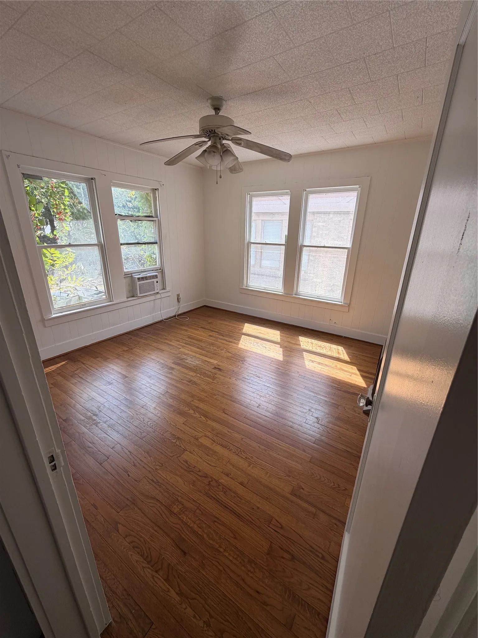 Duplex For Sale in Tarrant County , 3207 Odessa Avenue, Fort Worth, Texas 76109, 2 Bedroom, 2 Bathroom, Garage spaces, 0 Sqft, built in 1930, mls#21378682, Real Estate Agent in Fort Worth, Homes For Sale in Tarrant county, Homes For Sale in Fort Worth, Realtor in Fort Worth Texas, Real Estate Brokerage Independent Realty Texas, Luminita Cordes Realtor