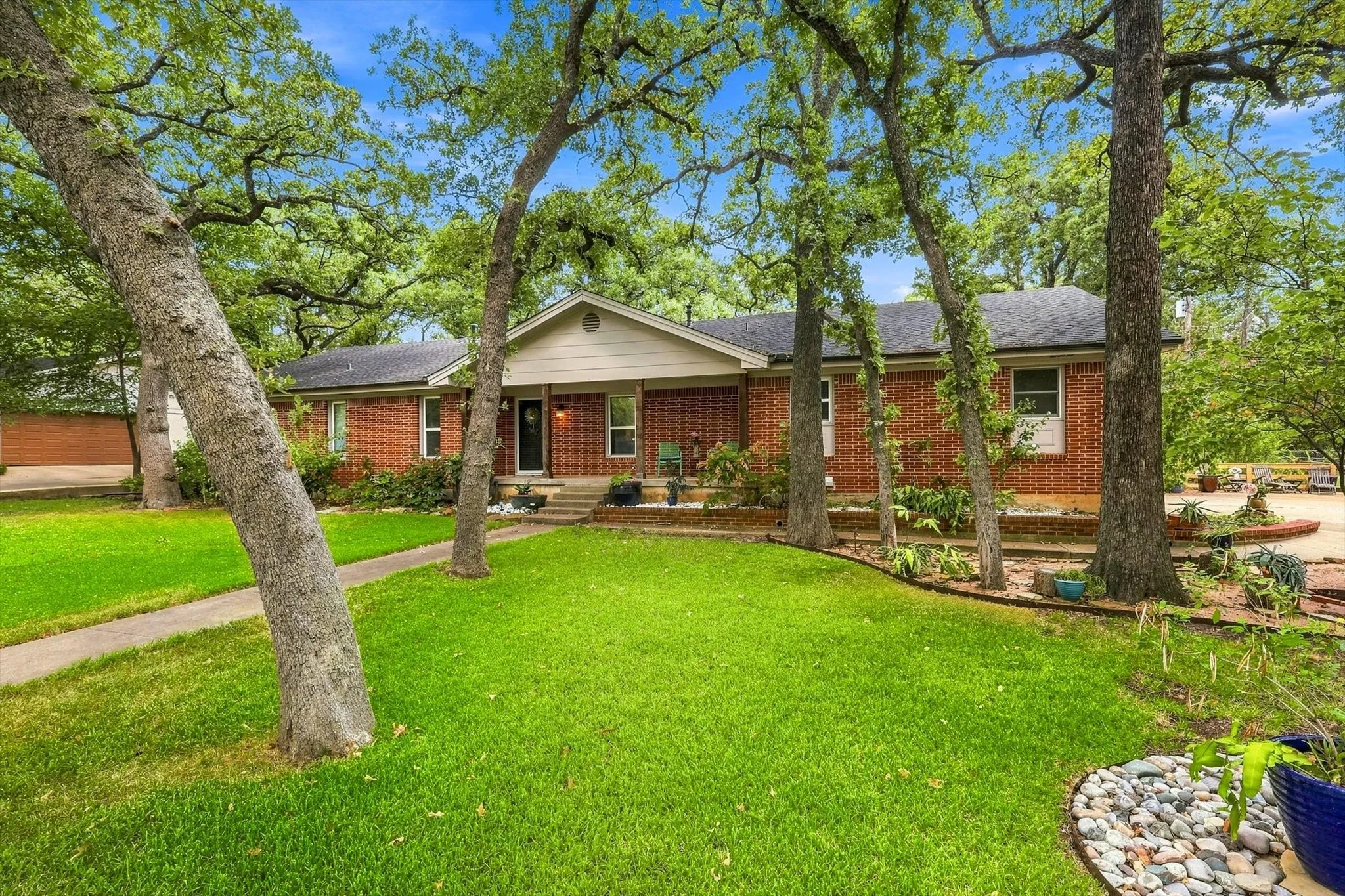 Single Family Residence For Sale in Tarrant County , 307 Shadow Lane, Euless, Texas 76039, 3 Bedroom, 2 Bathroom, 3 Garage spaces, 1,904 Sqft, built in 1966, mls#21377773, Real Estate Agent in Euless, Homes For Sale in Tarrant county, Homes For Sale in Euless, Realtor in Euless Texas, Real Estate Brokerage Independent Realty Texas, Luminita Cordes Realtor