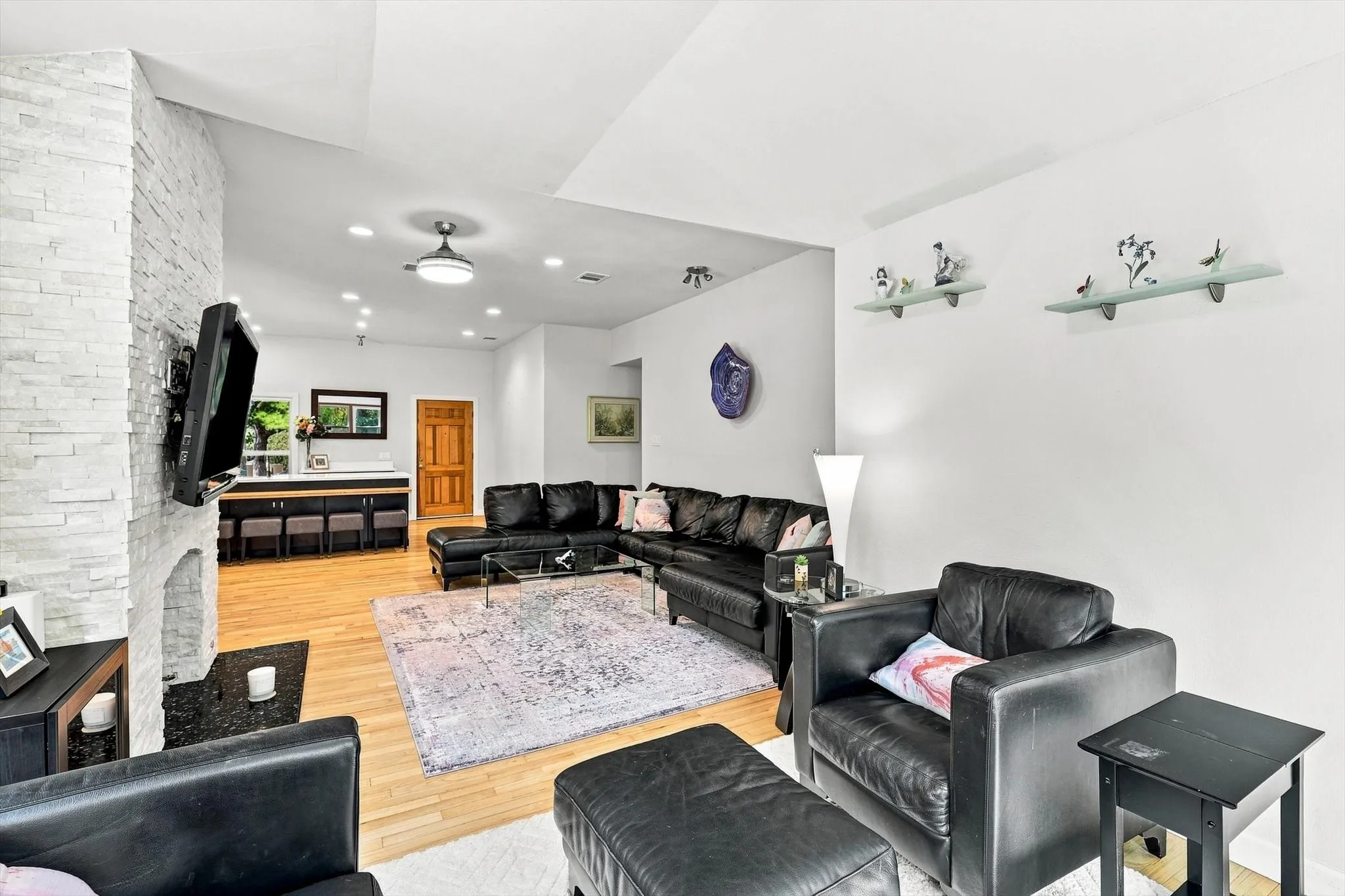 Another look at the living area.
