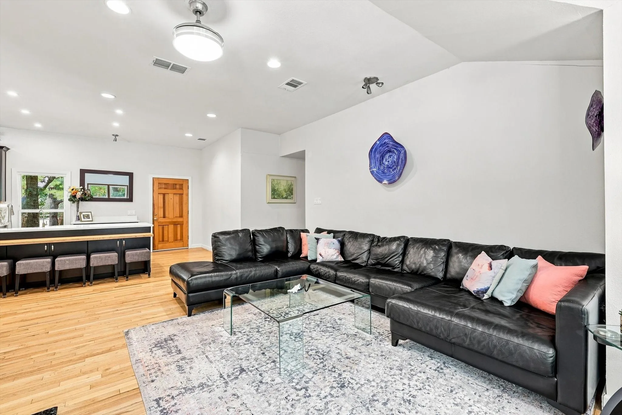 Another look at the openness of the living area.