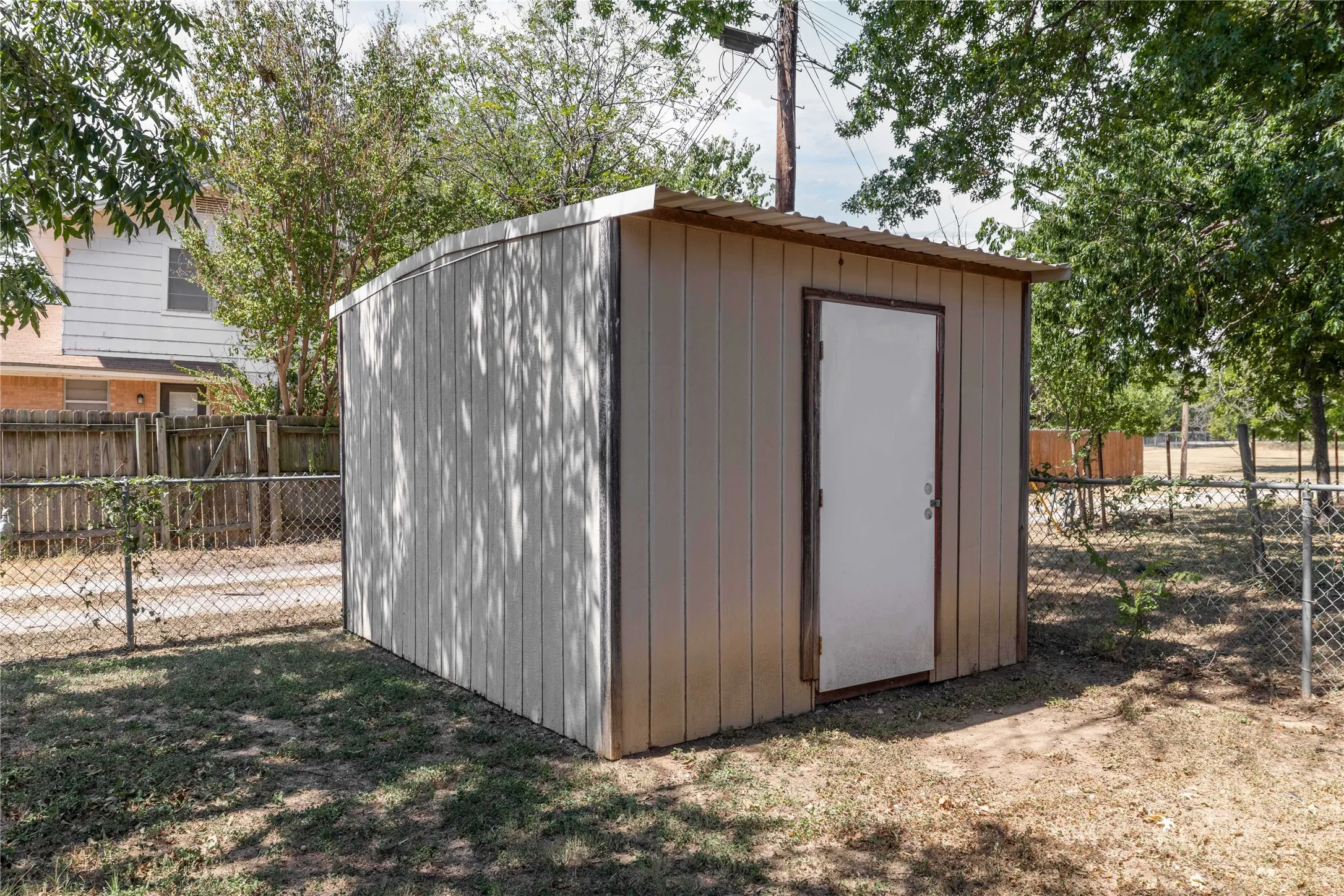 Single Family Residence For Sale in Brown County , 2103 16th Street, Brownwood, Texas 76801, 3 Bedroom, 2 Bathroom, 2 Garage spaces, 1,330 Sqft, built in 1969, mls#21376575, Real Estate Agent in Brownwood, Homes For Sale in Brown county, Homes For Sale in Brownwood, Realtor in Brownwood Texas, Real Estate Brokerage Independent Realty Texas, Luminita Cordes Realtor