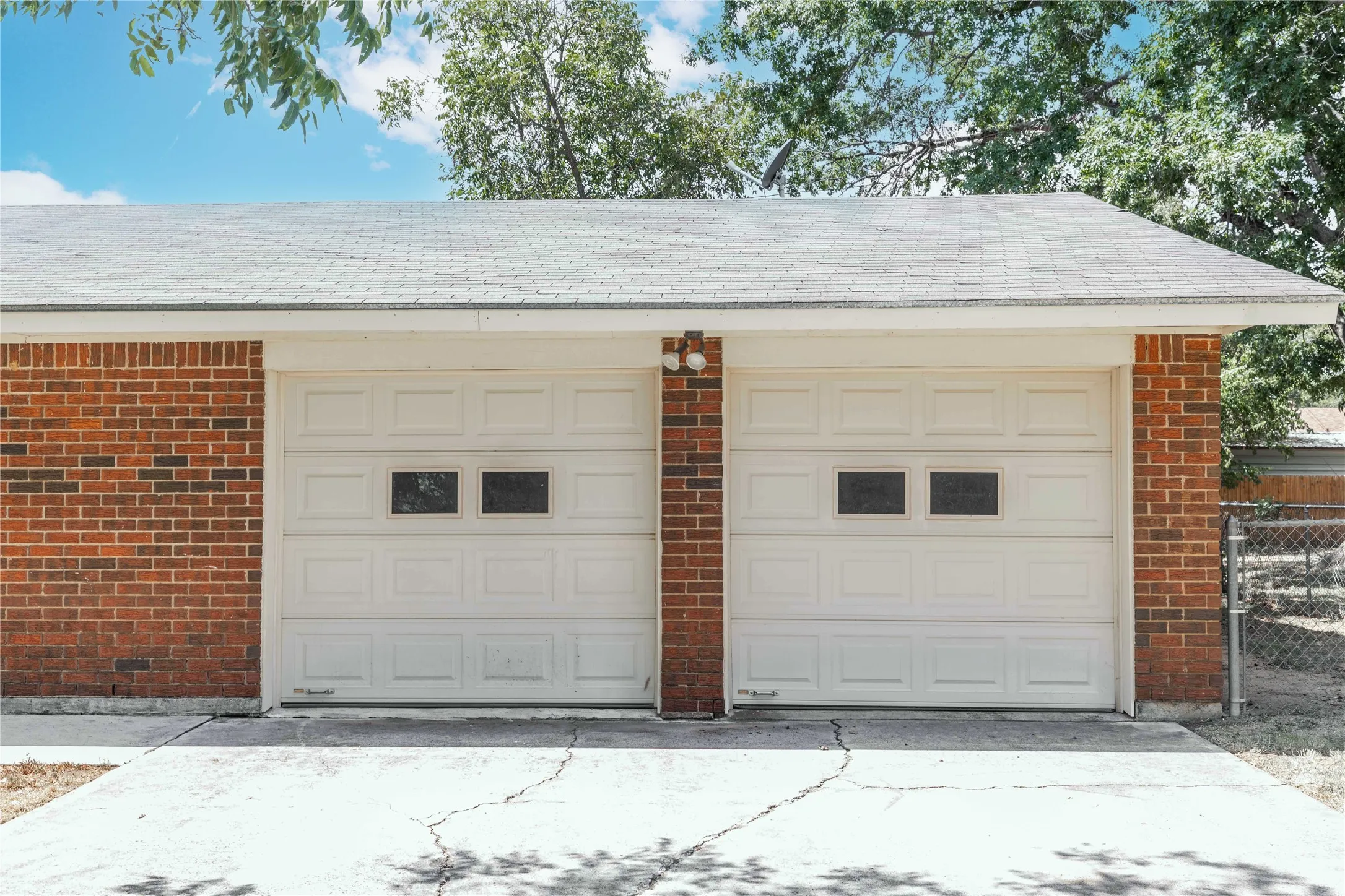Single Family Residence For Sale in Brown County , 2103 16th Street, Brownwood, Texas 76801, 3 Bedroom, 2 Bathroom, 2 Garage spaces, 1,330 Sqft, built in 1969, mls#21376575, Real Estate Agent in Brownwood, Homes For Sale in Brown county, Homes For Sale in Brownwood, Realtor in Brownwood Texas, Real Estate Brokerage Independent Realty Texas, Luminita Cordes Realtor