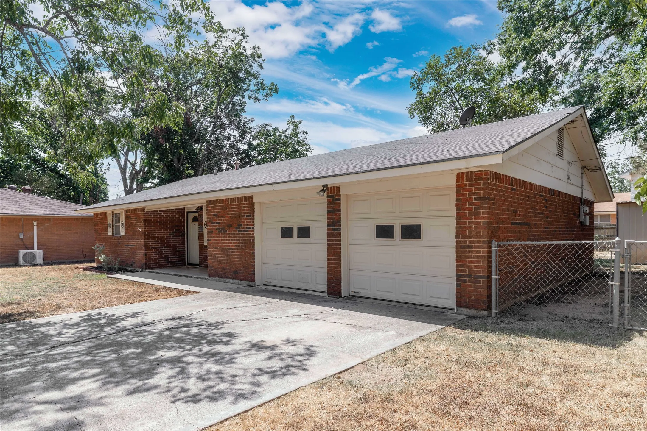 Single Family Residence For Sale in Brown County , 2103 16th Street, Brownwood, Texas 76801, 3 Bedroom, 2 Bathroom, 2 Garage spaces, 1,330 Sqft, built in 1969, mls#21376575, Real Estate Agent in Brownwood, Homes For Sale in Brown county, Homes For Sale in Brownwood, Realtor in Brownwood Texas, Real Estate Brokerage Independent Realty Texas, Luminita Cordes Realtor