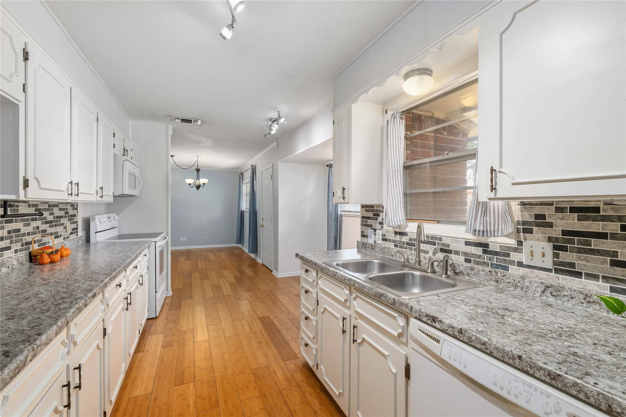 Single Family Residence For Sale in Brown County , 2103 16th Street, Brownwood, Texas 76801, 3 Bedroom, 2 Bathroom, 2 Garage spaces, 1,330 Sqft, built in 1969, mls#21376575, Real Estate Agent in Brownwood, Homes For Sale in Brown county, Homes For Sale in Brownwood, Realtor in Brownwood Texas, Real Estate Brokerage Independent Realty Texas, Luminita Cordes Realtor