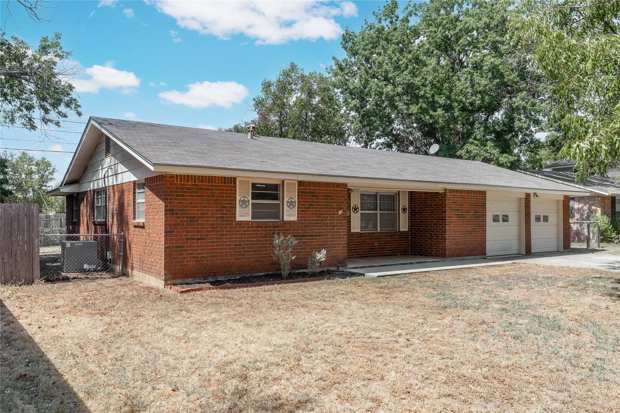 Single Family Residence For Sale in Brown County , 2103 16th Street, Brownwood, Texas 76801, 3 Bedroom, 2 Bathroom, 2 Garage spaces, 1,330 Sqft, built in 1969, mls#21376575, Real Estate Agent in Brownwood, Homes For Sale in Brown county, Homes For Sale in Brownwood, Realtor in Brownwood Texas, Real Estate Brokerage Independent Realty Texas, Luminita Cordes Realtor