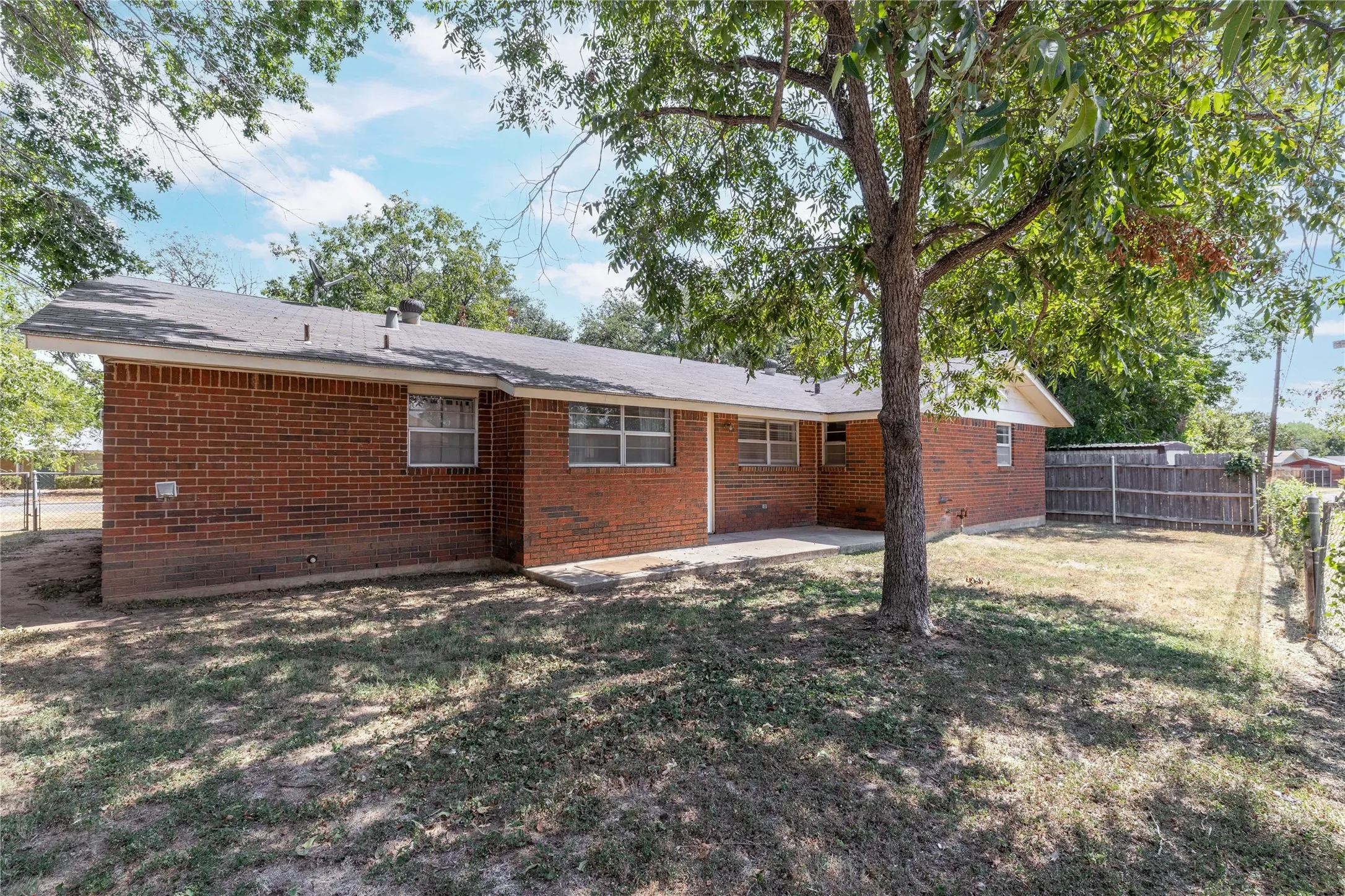 Single Family Residence For Sale in Brown County , 2103 16th Street, Brownwood, Texas 76801, 3 Bedroom, 2 Bathroom, 2 Garage spaces, 1,330 Sqft, built in 1969, mls#21376575, Real Estate Agent in Brownwood, Homes For Sale in Brown county, Homes For Sale in Brownwood, Realtor in Brownwood Texas, Real Estate Brokerage Independent Realty Texas, Luminita Cordes Realtor