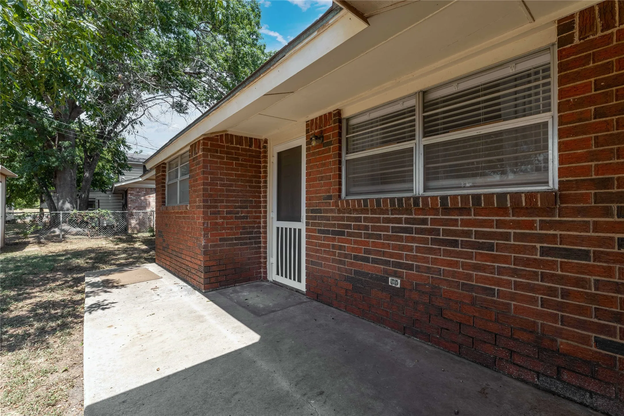 Single Family Residence For Sale in Brown County , 2103 16th Street, Brownwood, Texas 76801, 3 Bedroom, 2 Bathroom, 2 Garage spaces, 1,330 Sqft, built in 1969, mls#21376575, Real Estate Agent in Brownwood, Homes For Sale in Brown county, Homes For Sale in Brownwood, Realtor in Brownwood Texas, Real Estate Brokerage Independent Realty Texas, Luminita Cordes Realtor