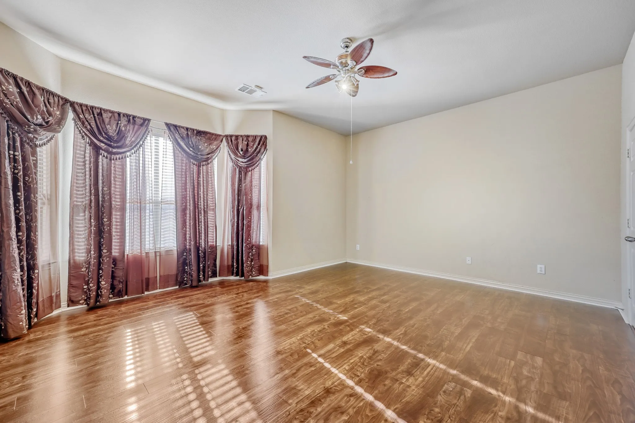 Single Family Residence For Rent in Dallas County , 1012 Surrey Drive, De Soto, Texas 75115, 4 Bedroom, 4 Bathroom, 2 Garage spaces, 3,796 Sqft, built in 2006, mls#21375364, Real Estate Agent in De Soto, Homes For Rent in Dallas county, Homes For Rent in De Soto, Realtor in De Soto Texas, Real Estate Brokerage Independent Realty Texas, Luminita Cordes Realtor